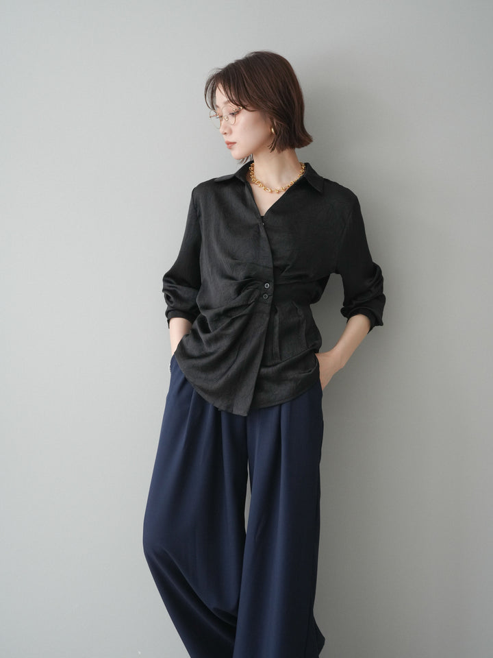 [予約]サイドギャザーアシンメトリーデザインサテンブラウス/black