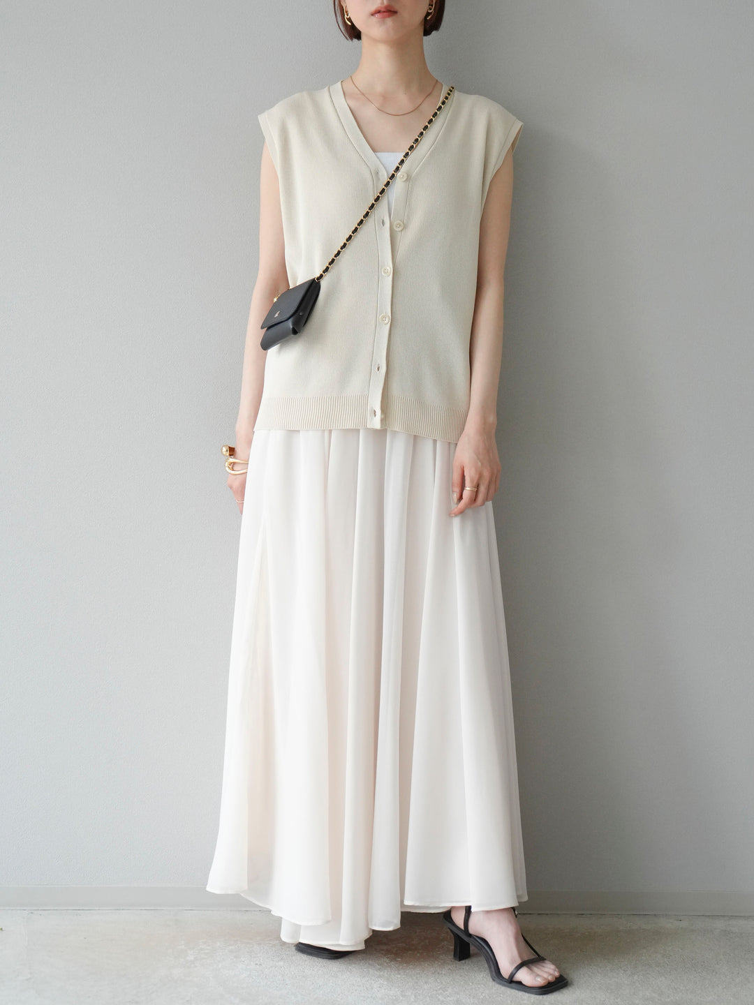 【預購】V領人造絲針織背心/象牙白