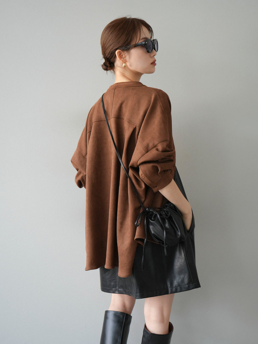[SET] 麂皮立領外套襯衫 + 附單肩包皮革迷你連身裙（2 套）