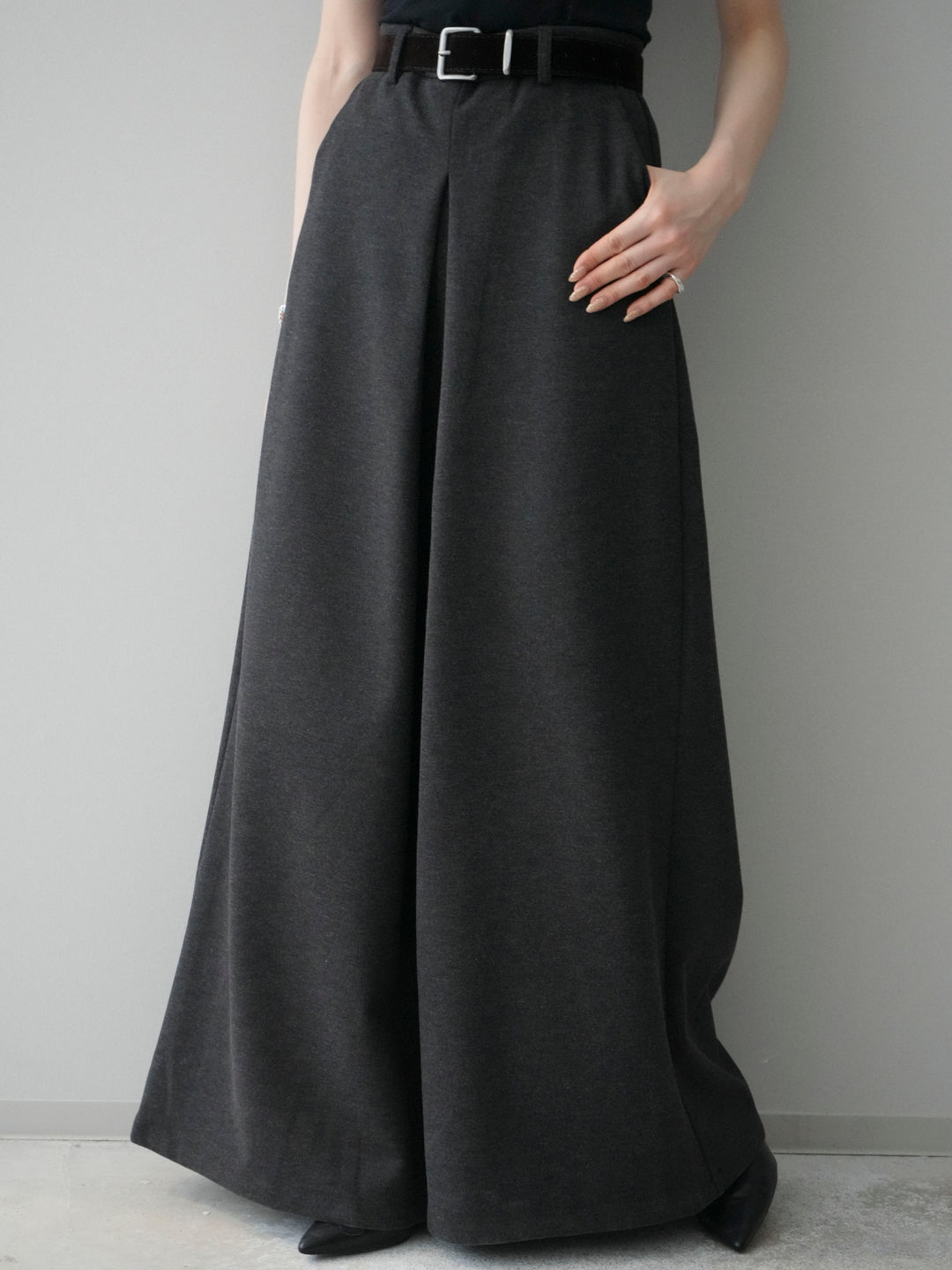 [予約]ベルト付きフロントタックワイドパンツ/charcoal