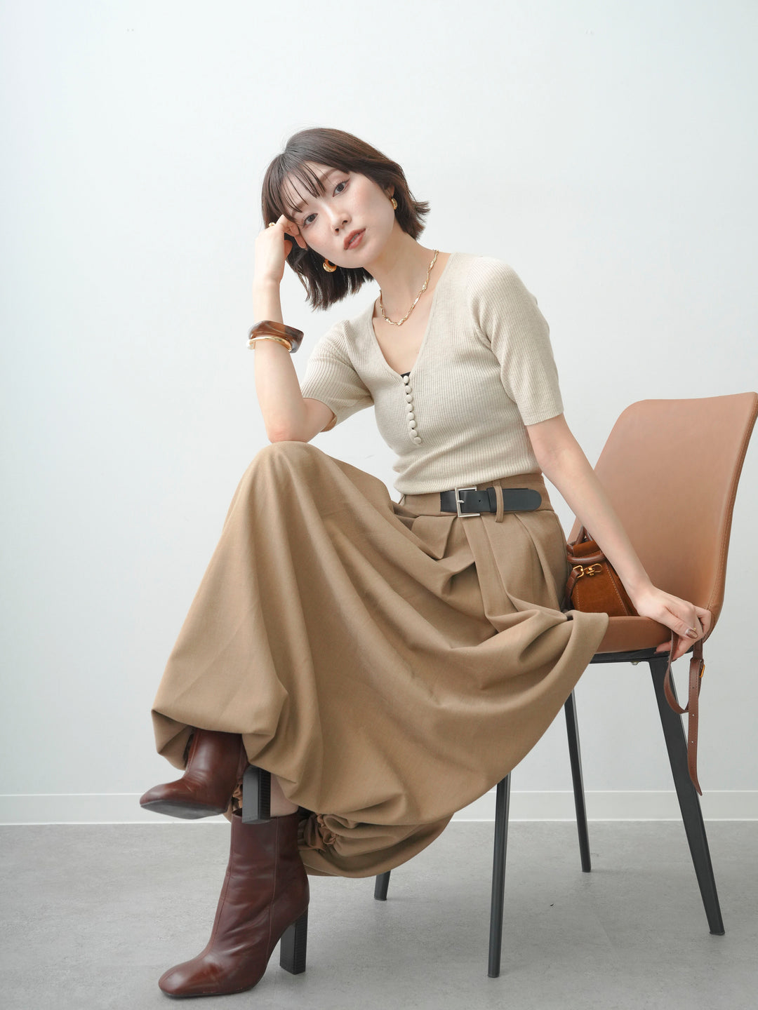 [SET]くるみボタンVネックリブニットトップス+アシメベルトデザインバルーンスカート(2set)
