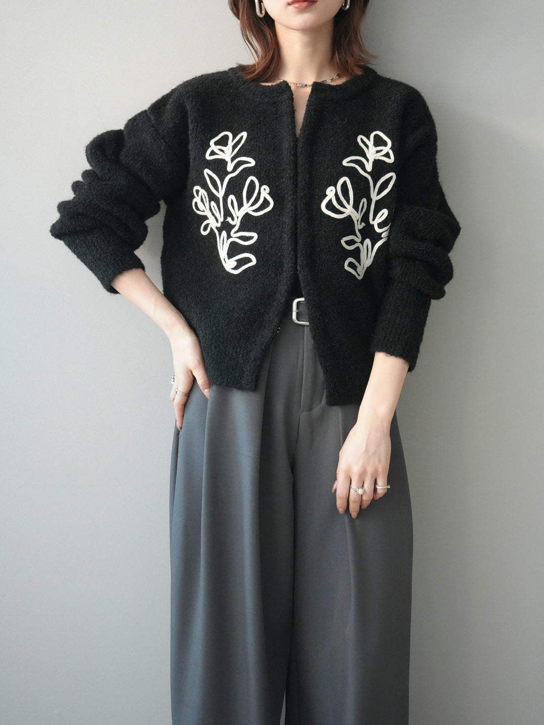 [予約]テープ刺繍ホック開きブークレニットカーディガン/black