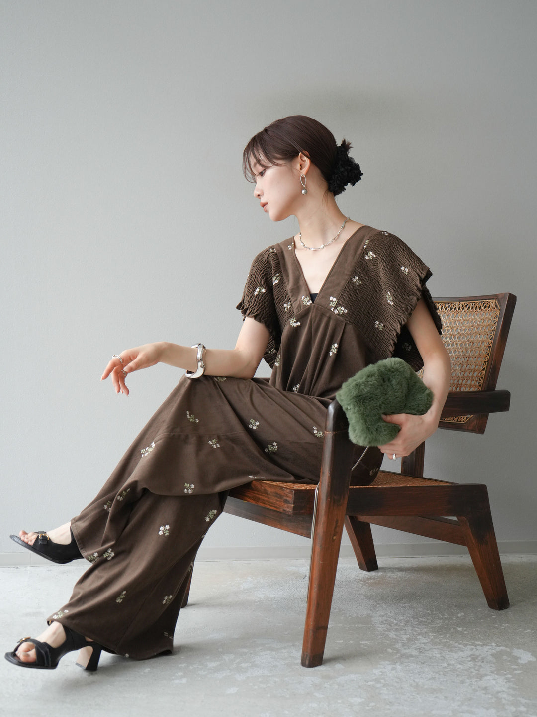 [予約]ベロアフラワー刺繍シャーリングサロペット/ブラウン