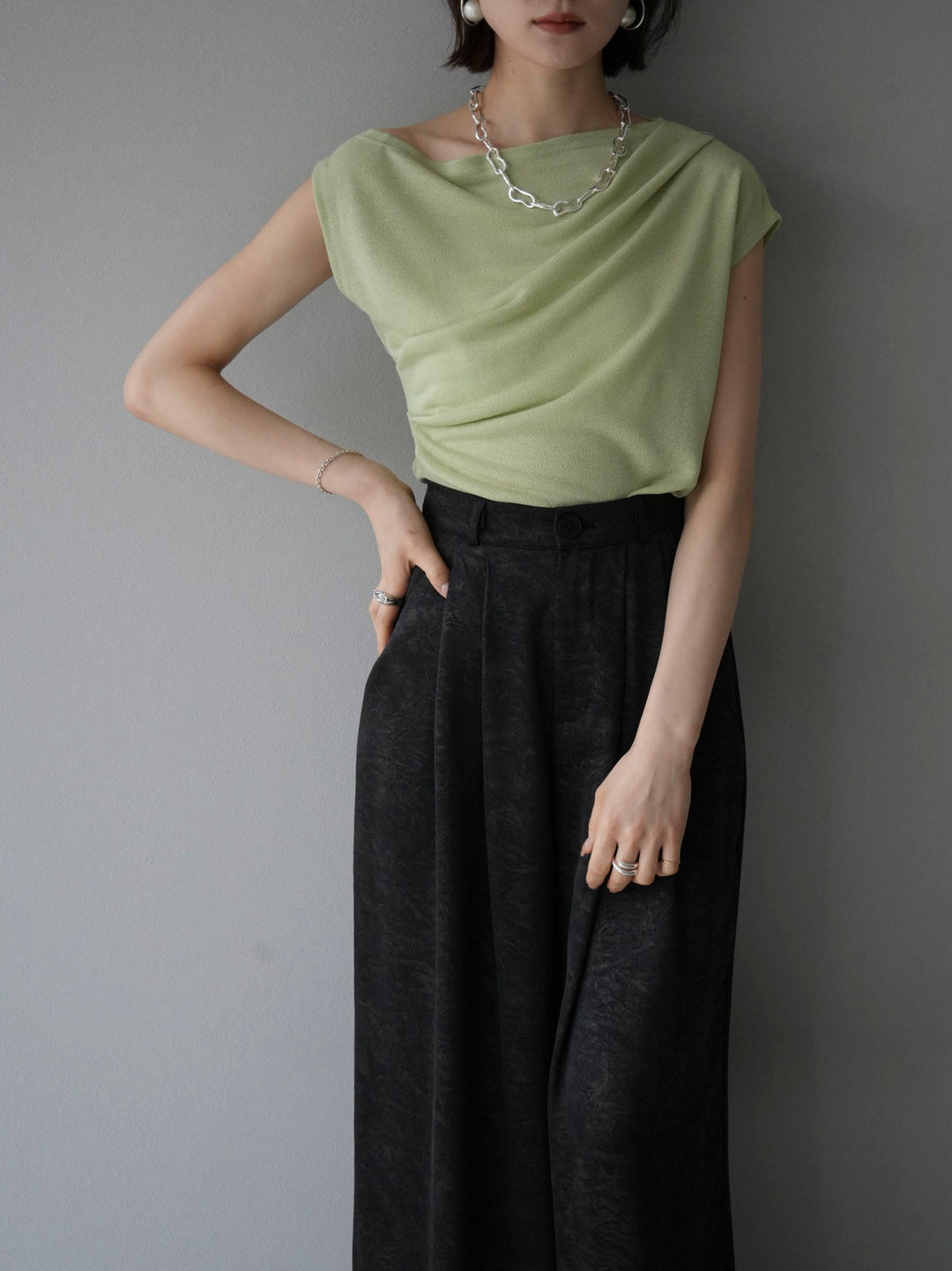 [Pre-order] Asymmetrical tuck sleeveless knit/green