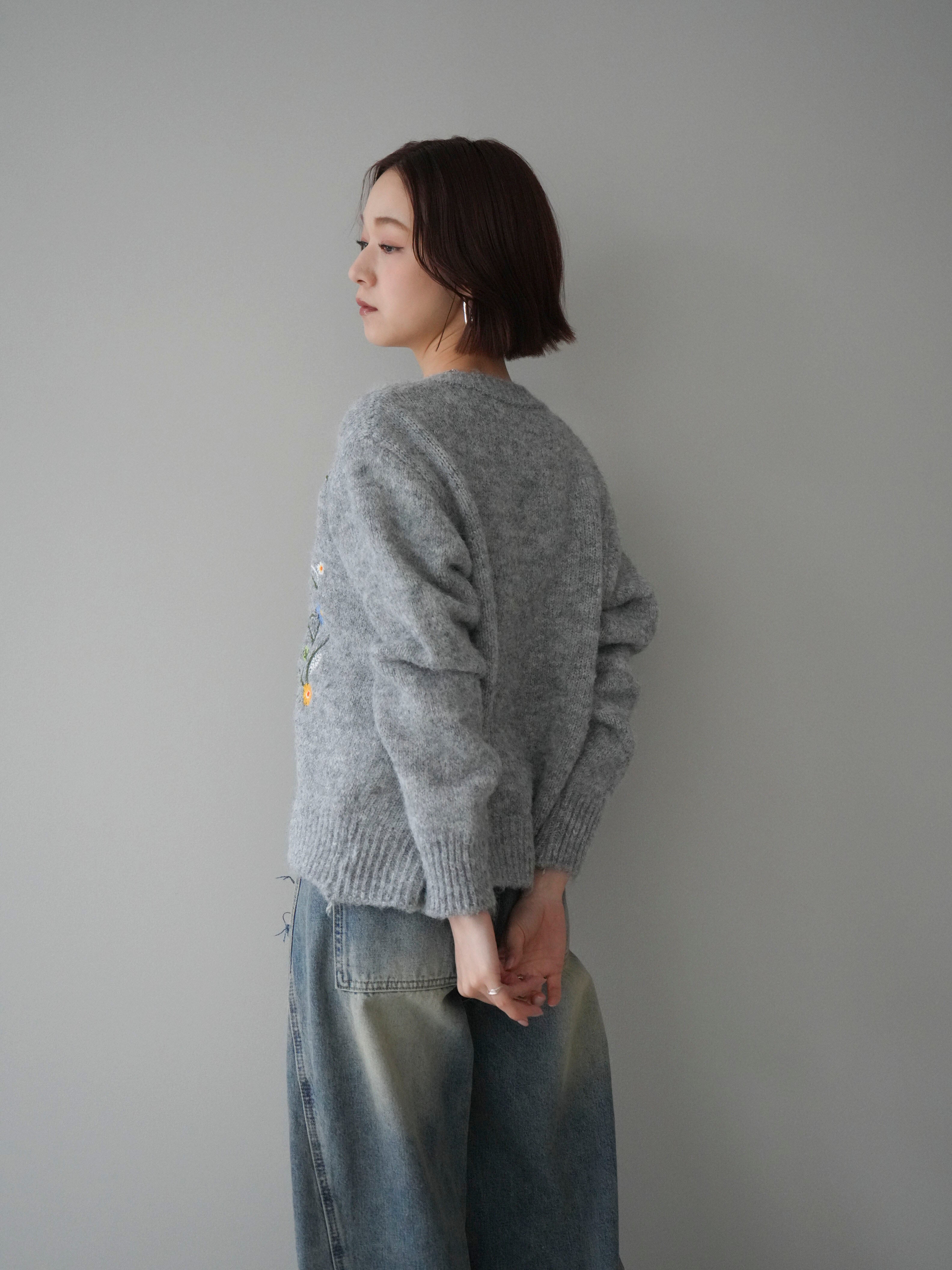 予約]フラワー刺繍ニットカーディガン/gray – Lumier
