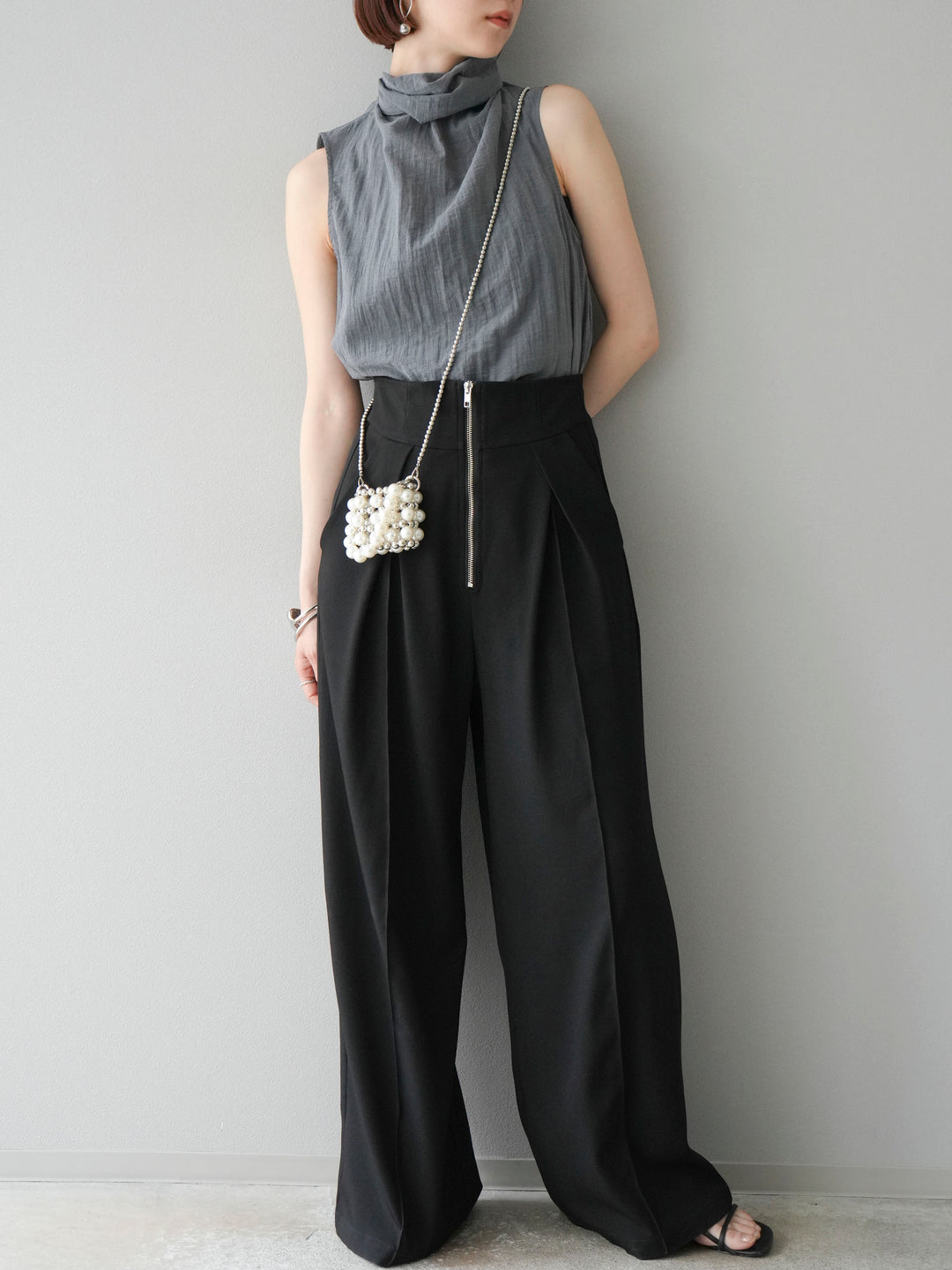 [SET] 後繫帶無袖上衣 + 拉鍊褶襉寬褲 (2 套)