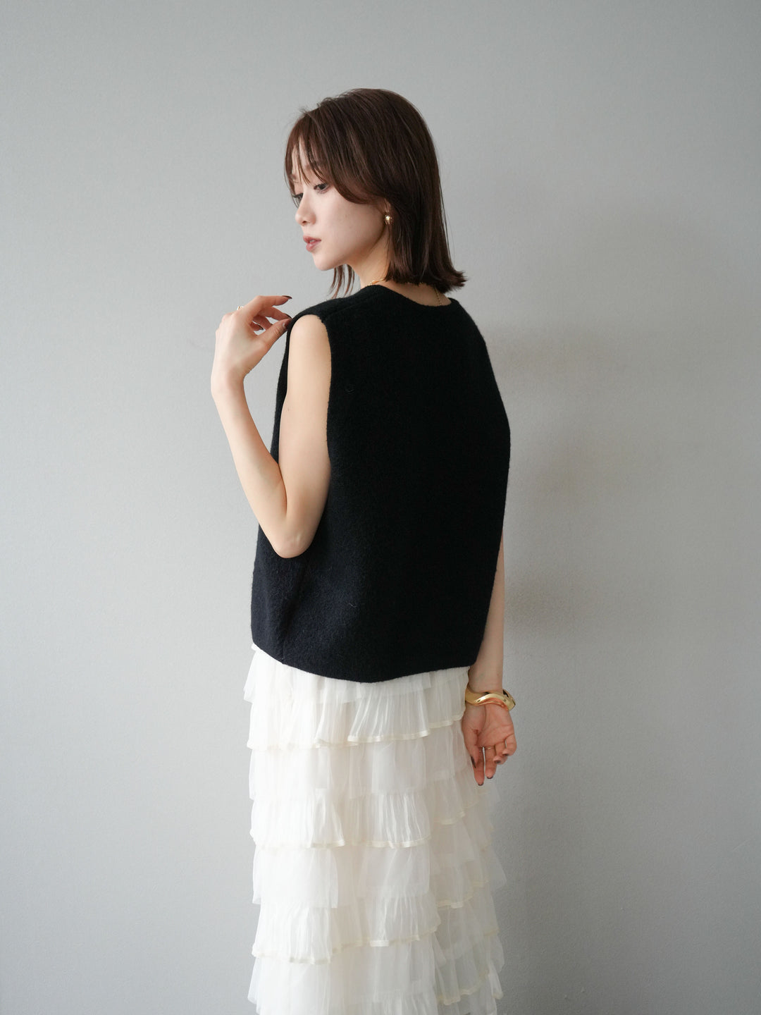 [予約]ゴールドボタンコンパクトニットベスト/ブラック