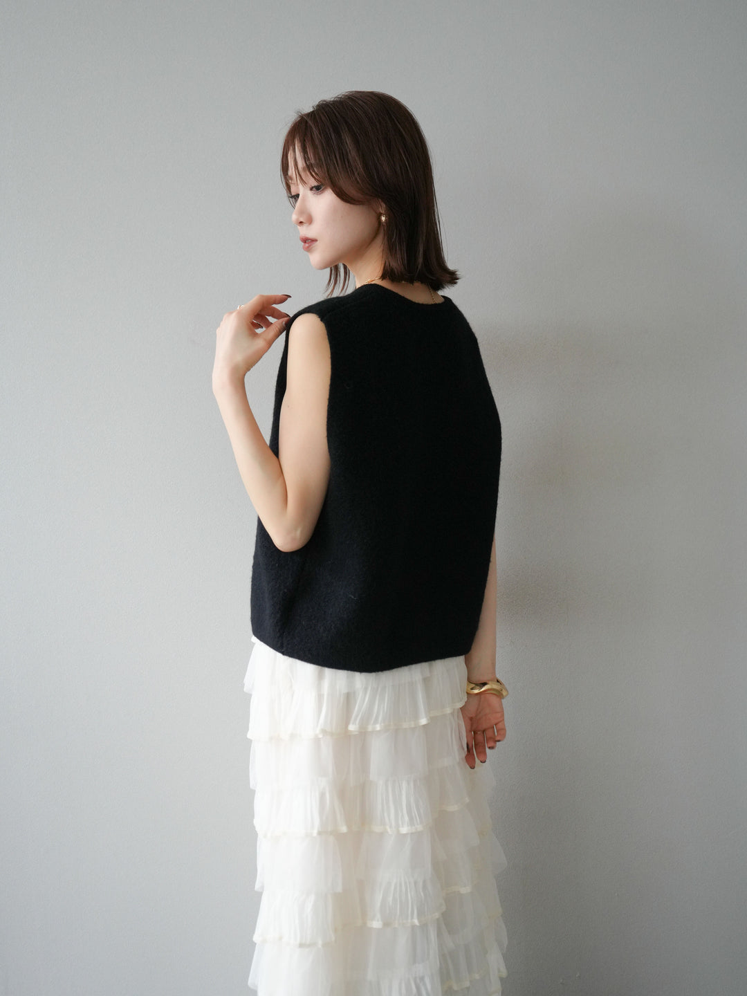 [予約]ゴールドボタンコンパクトニットベスト/ブラック