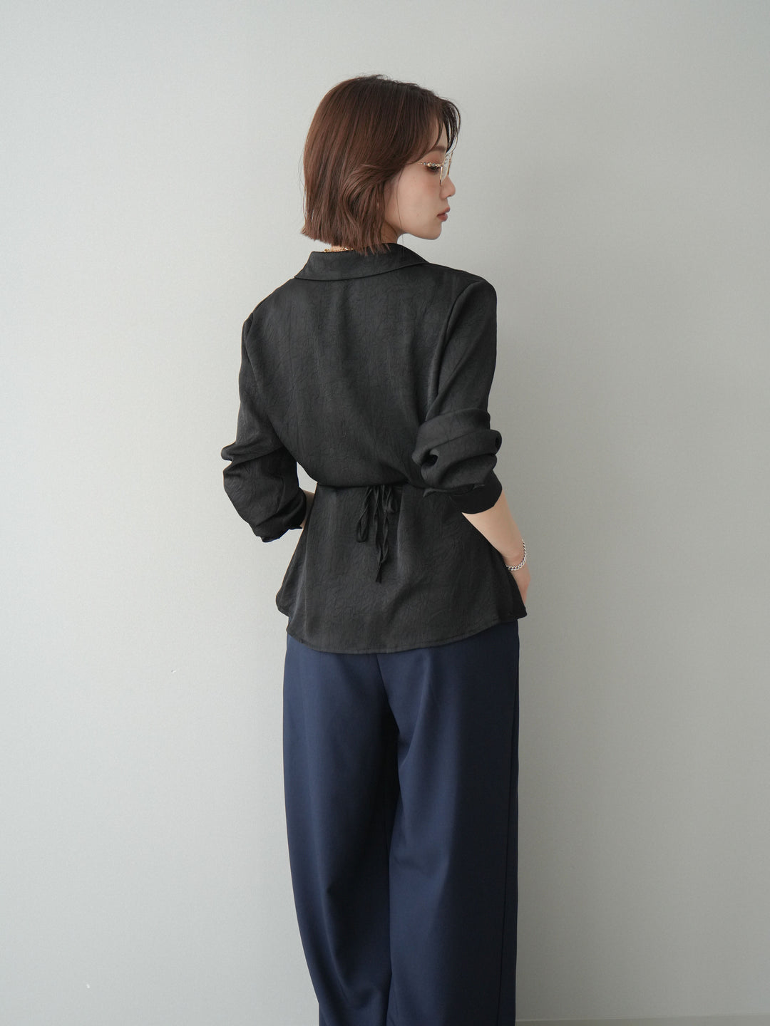 [予約]サイドギャザーアシンメトリーデザインサテンブラウス/black