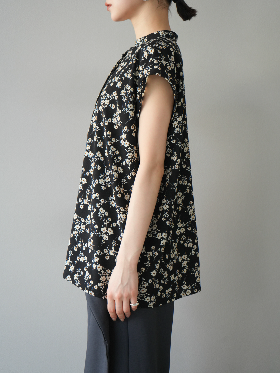 【預購】花朵印花法式袖襯衫/黑色