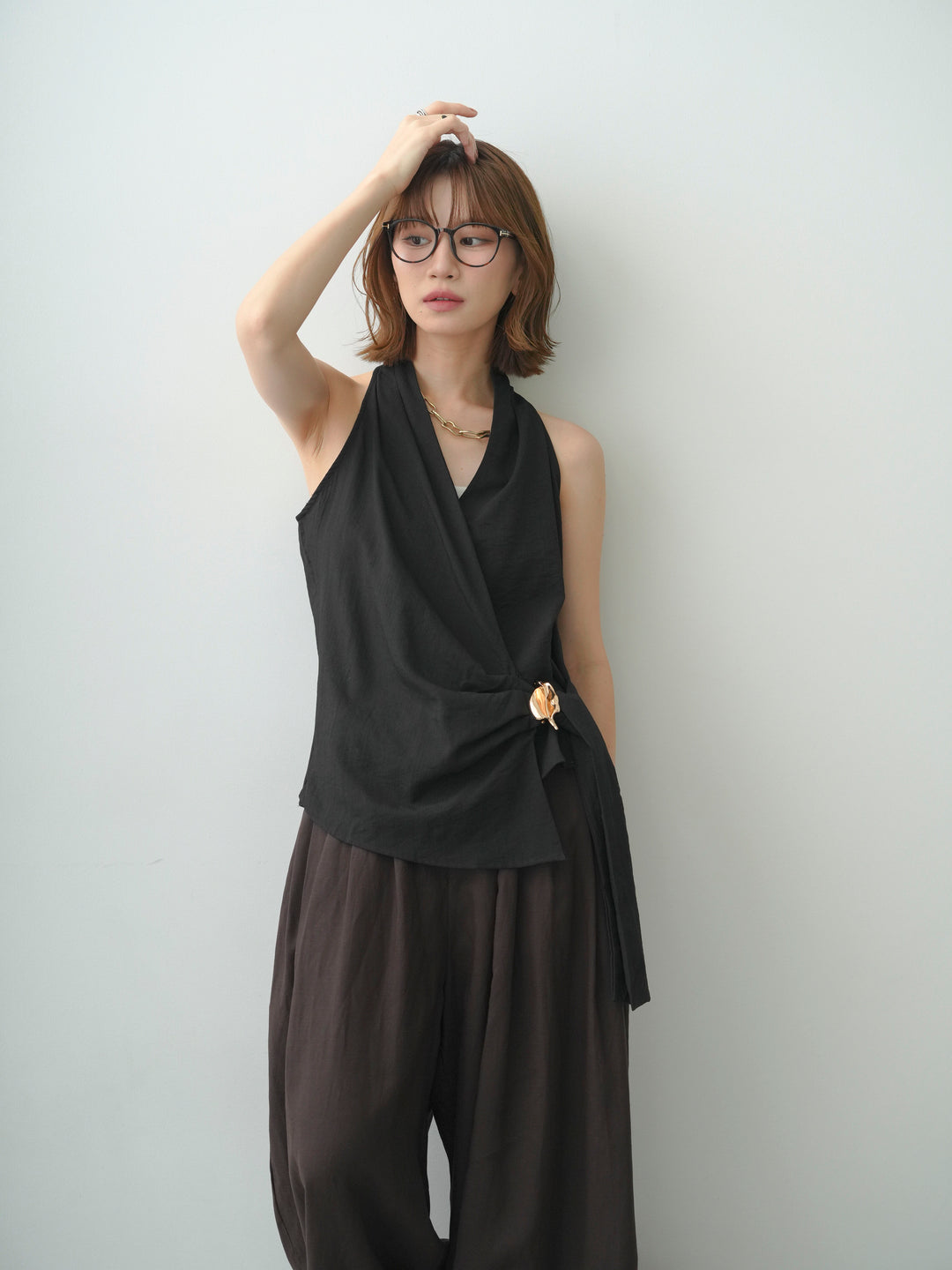 [SET]ゴールドモチーフカシュクールノースリトップス+フロントボタンタックワイドパンツ(2set)