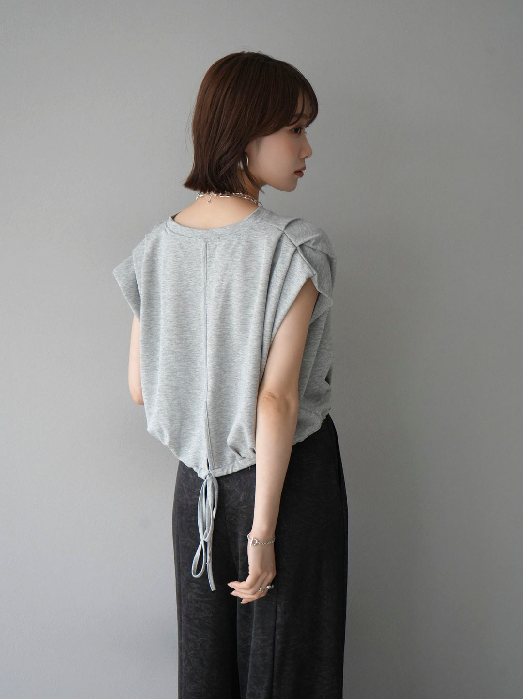 [Pre-order] Tuck shoulder hem drawstring ribbon top/gray