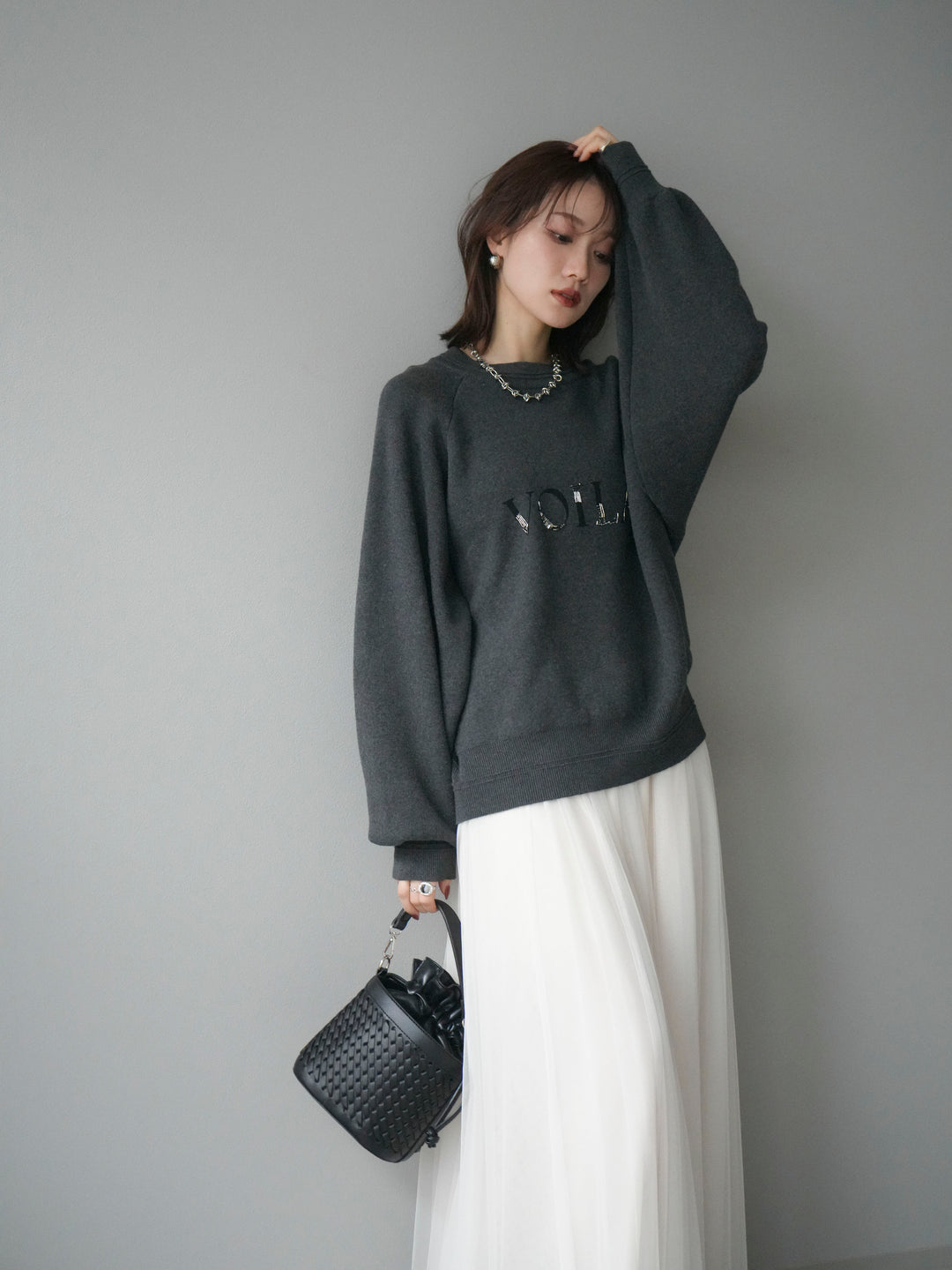 [予約]スウェットライクビーズロゴ刺繍ニットプルオーバー/charcoal