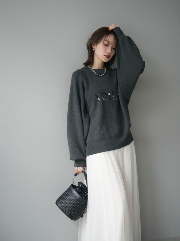 [予約]スウェットライクビーズロゴ刺繍ニットプルオーバー/charcoal