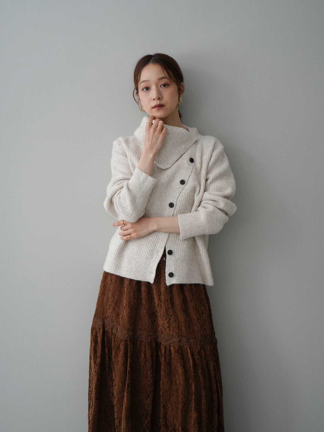 [SET]ハイネックデザインボタンニットカーディガン+起毛レースティアードスカート(2set)