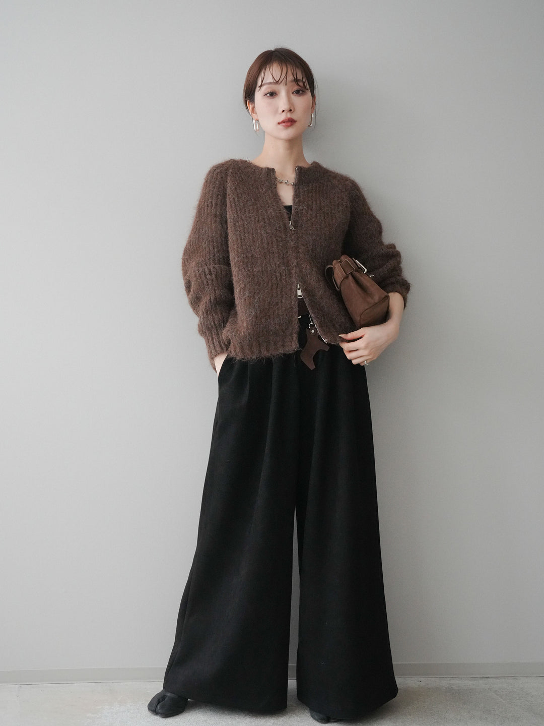 [予約]モチーフベルト付スエードタックワイドパンツ/black