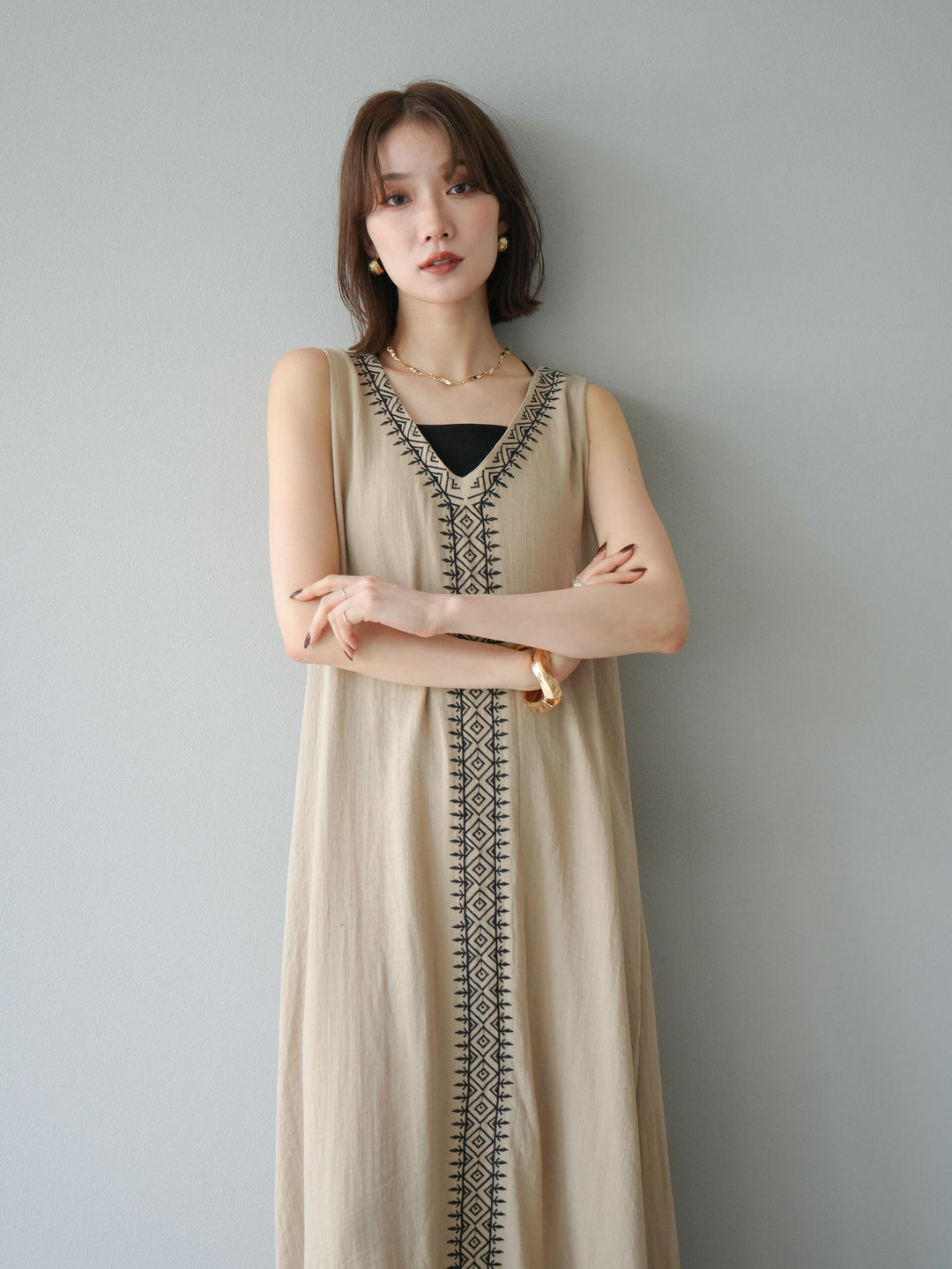 【預購】刺繡V領洋裝/米色