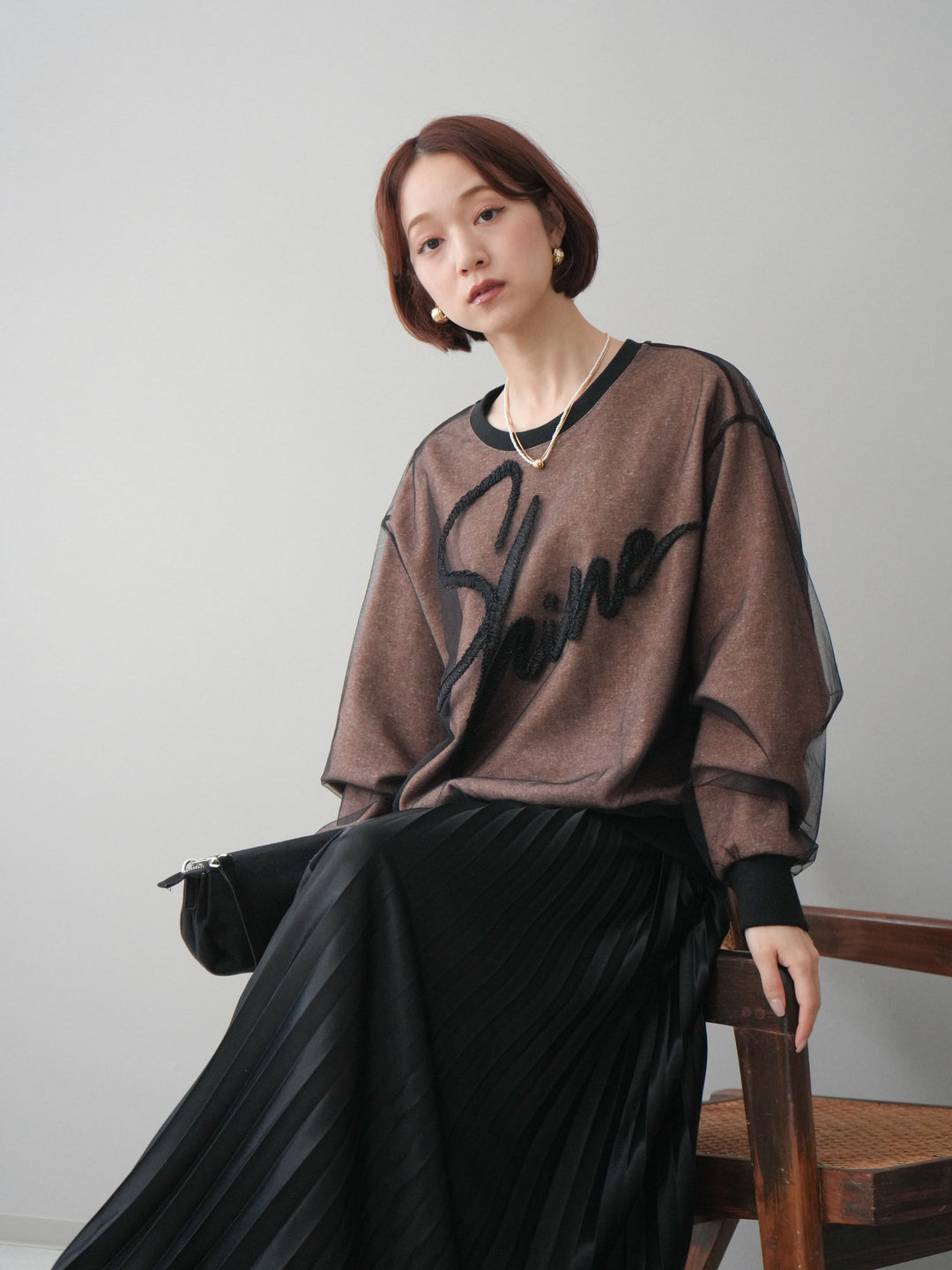 [SET]チュールレイヤードロゴスエットプルオーバー+サテンプリーツマキシスカート(2set)