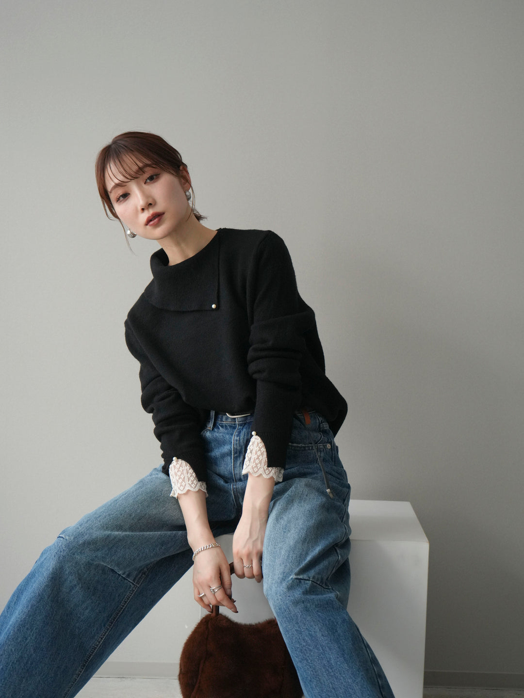 【預購】袖口蕾絲珍珠裝飾撞色針織上衣 / 黑色