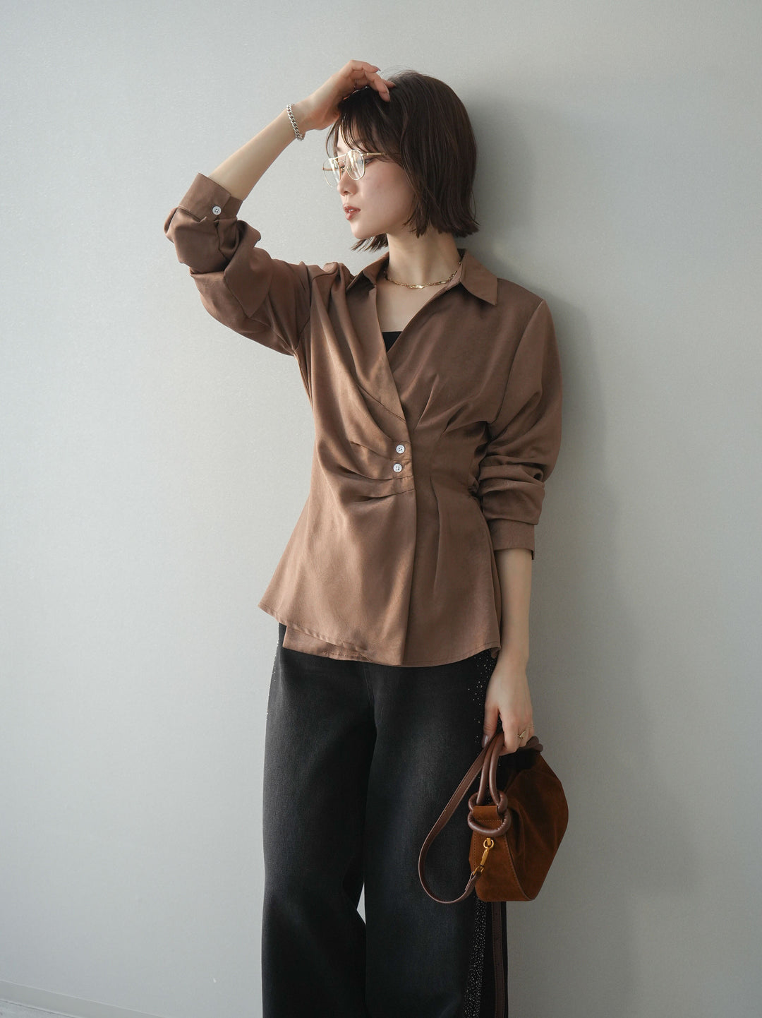 [予約]サイドギャザーアシンメトリーデザインサテンブラウス/brown