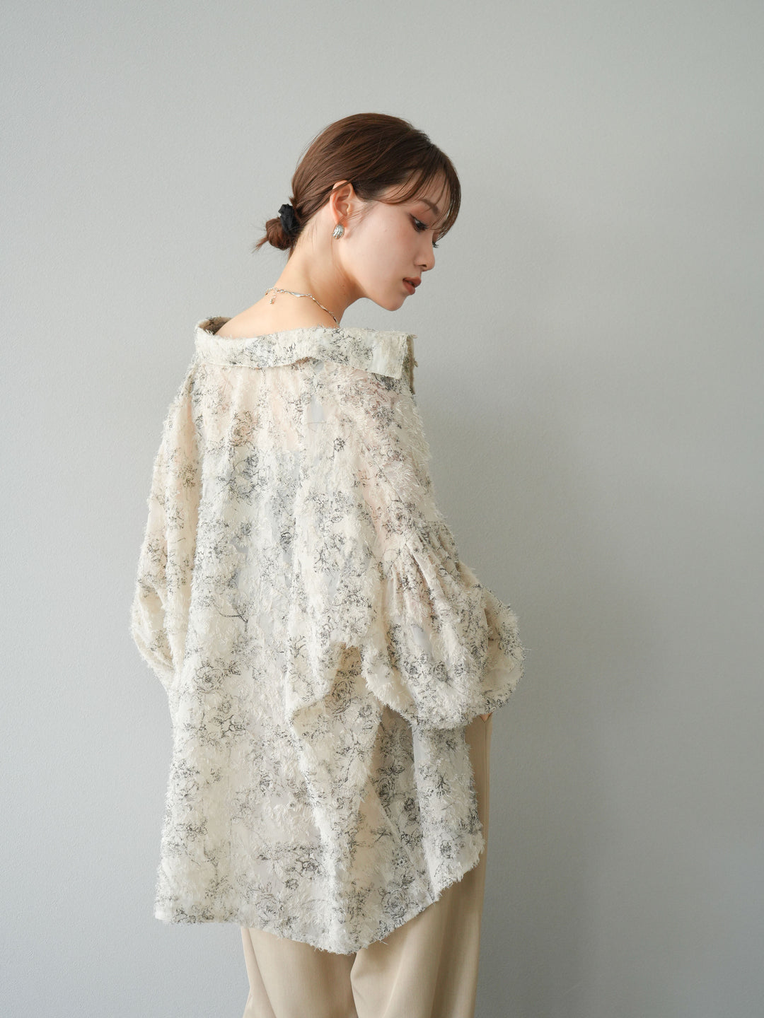 [予約]ニュアンスフリンジジャガードボリュームスリーブブラウス/ベージュ