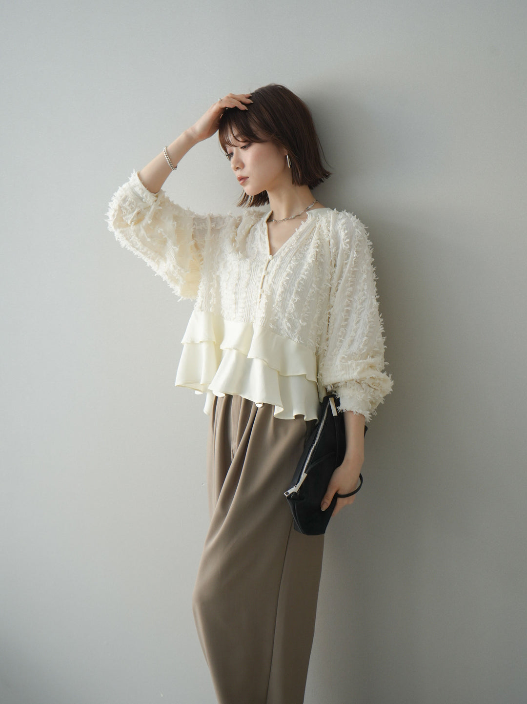 [予約]ジャガードぺプラムフリルブラウス/ivory