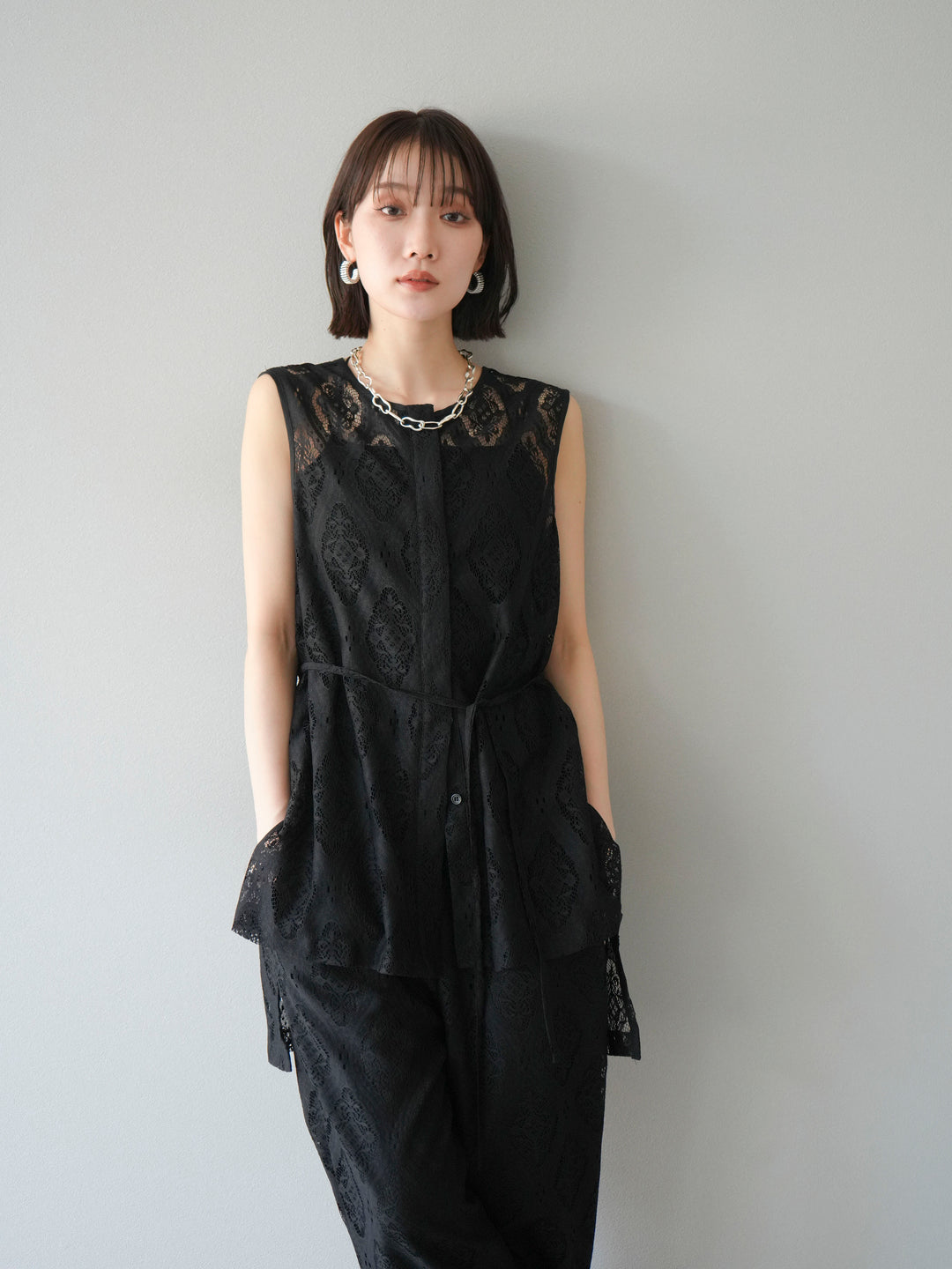 [SET] 緞面滾邊蕾絲無袖上衣 + 蕾絲疊穿休閒褲 (2件套)