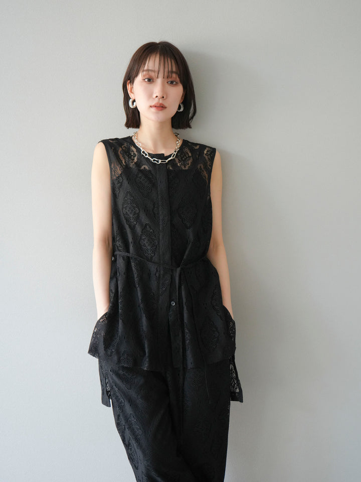 [SET] 緞面滾邊蕾絲無袖上衣 + 蕾絲疊穿休閒褲 (2件套)