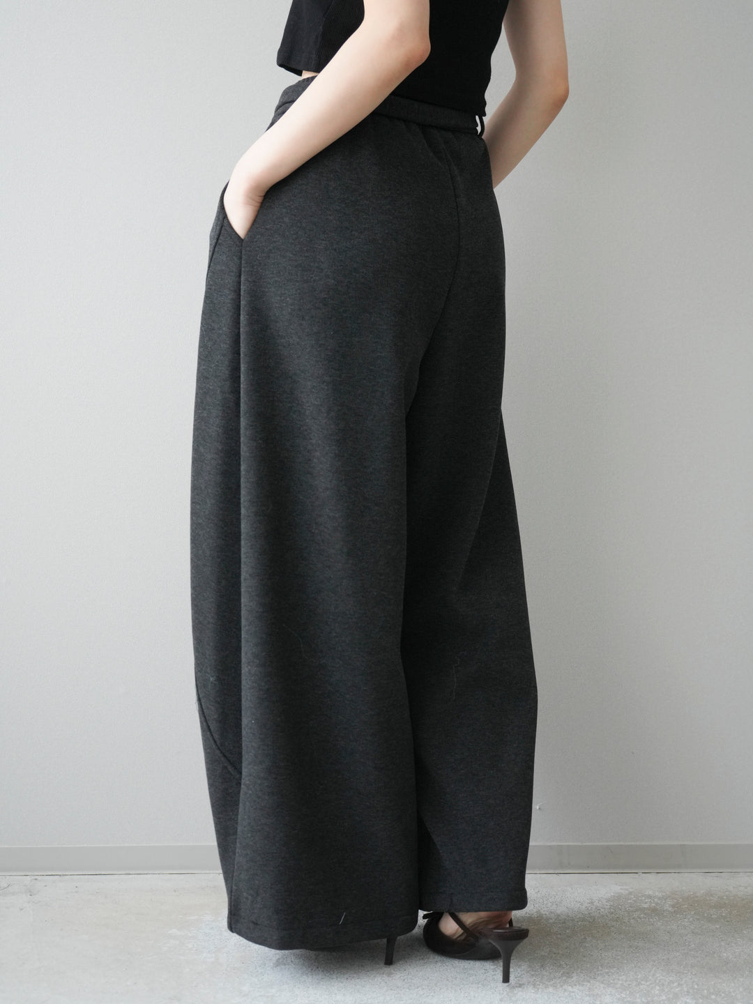 [予約]ウエストベルトカーブラインスエットパンツ/black