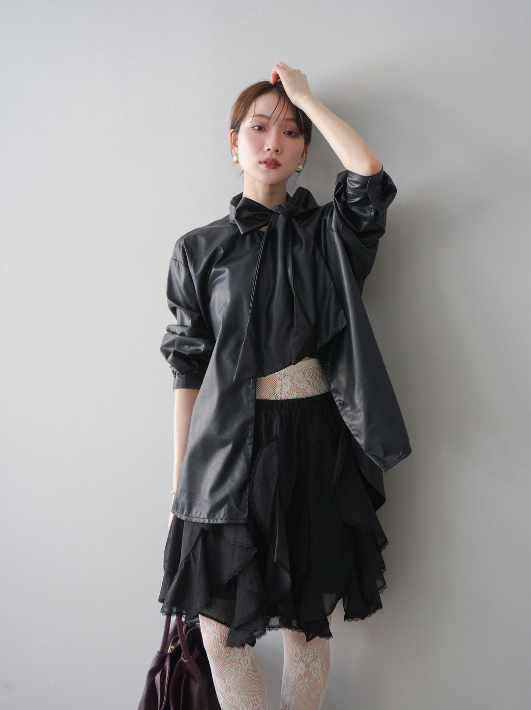 [SET]フェイクレザーボウタイブラウス+ラッフルレースミニスカート(2set)