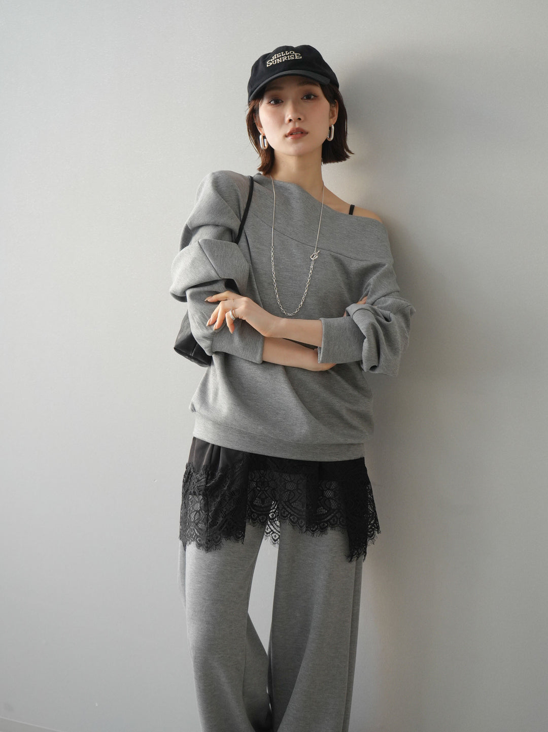 [SET]アシンメトリーオフショルポンチプルオーバー+レーストリムキャミソール(2set)