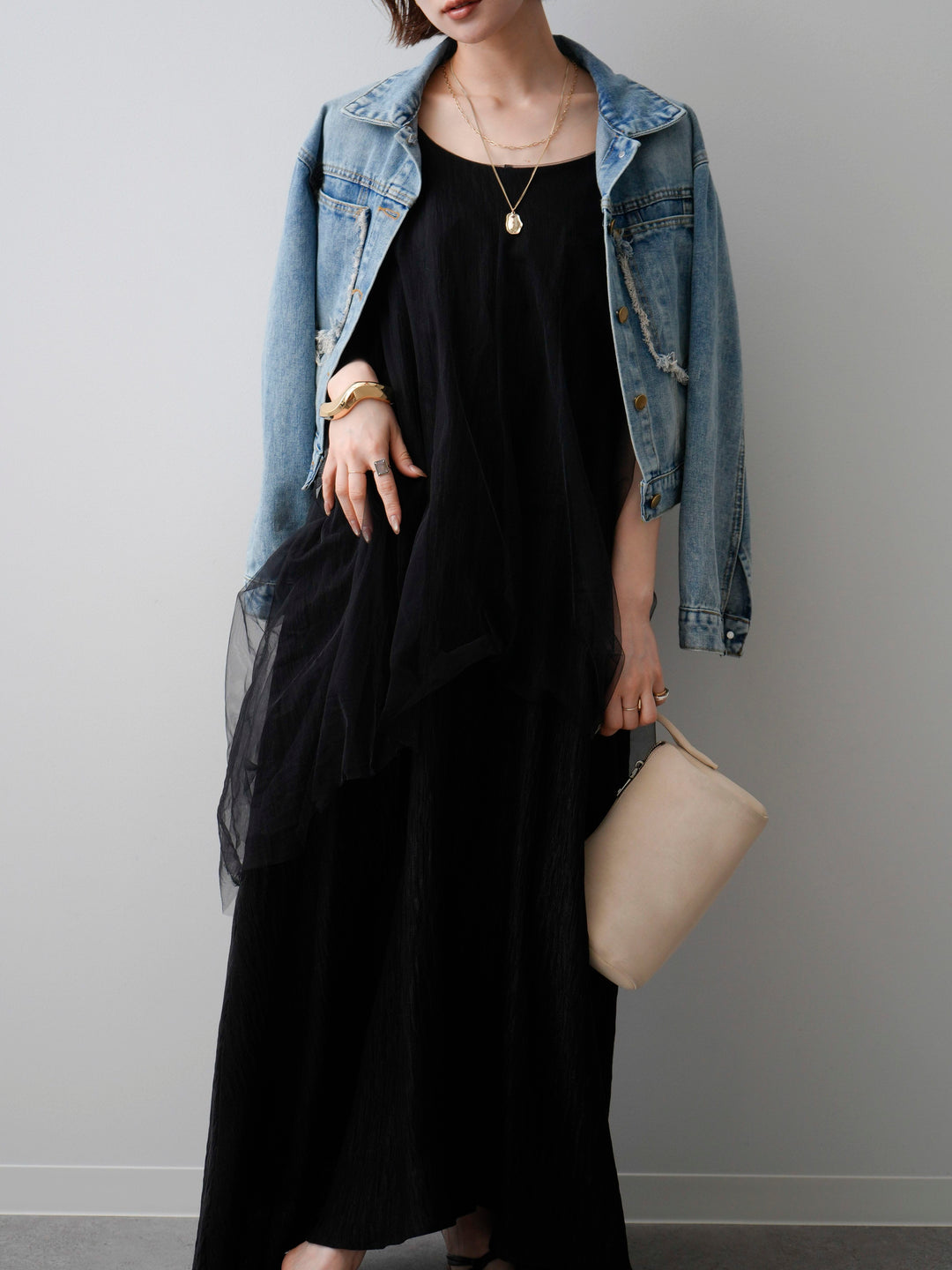 【套裝】不對稱薄紗層疊吊帶連身裙 + 不對稱一觸式手鐲（2 件組）