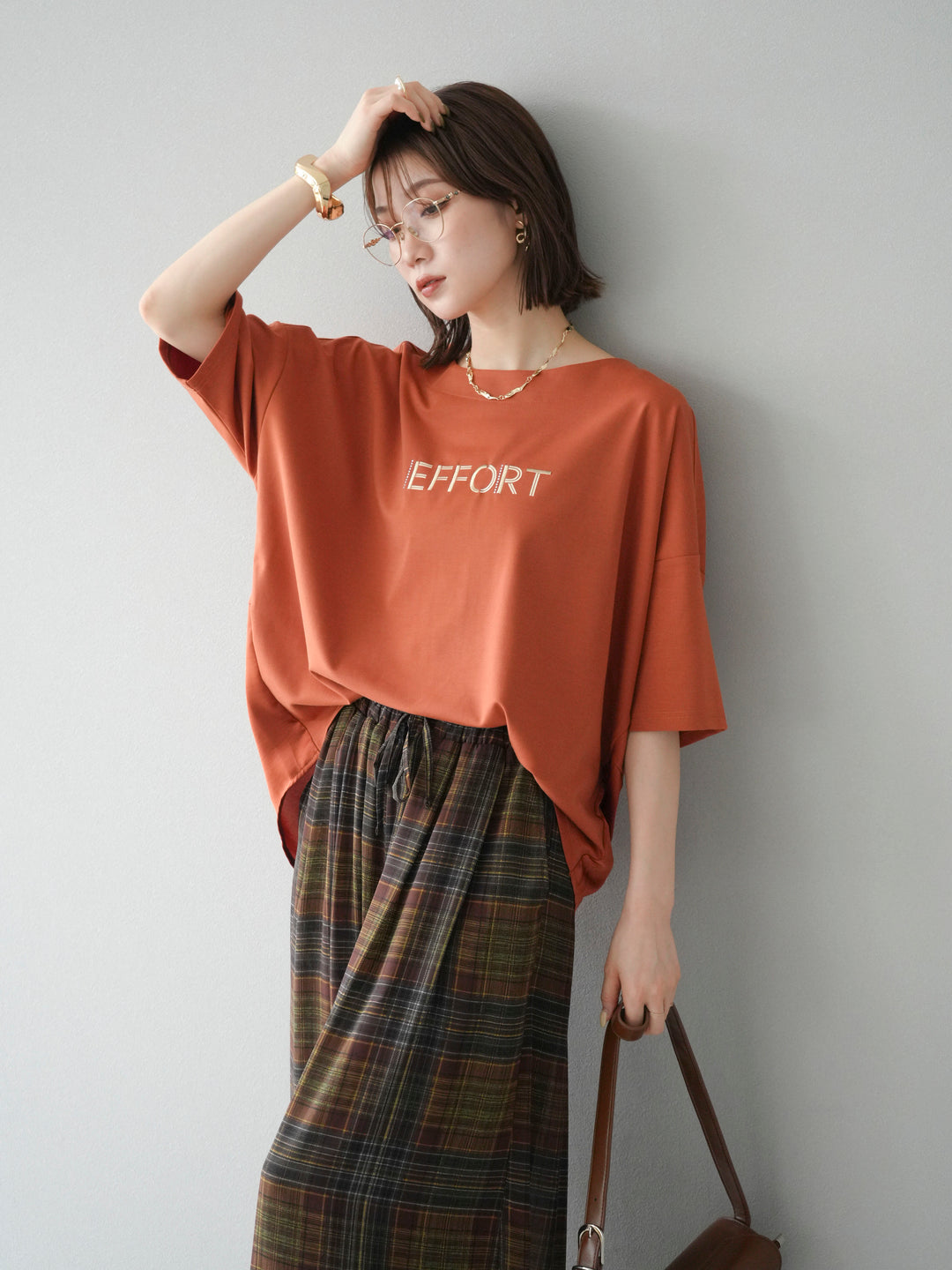 [套裝] 不同材質金屬標誌刺繡 x 印花T卹 + 透視格紋寬鬆褲（2 件套）