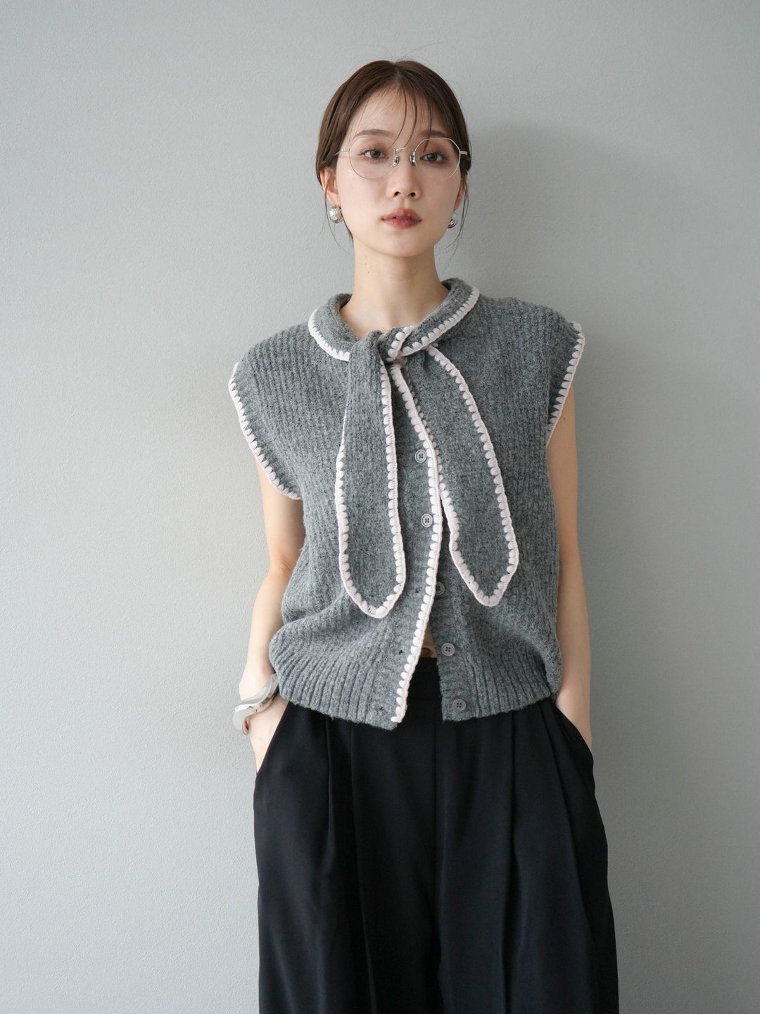 [予約]ステッチデザインボウタイニットベスト/グレー