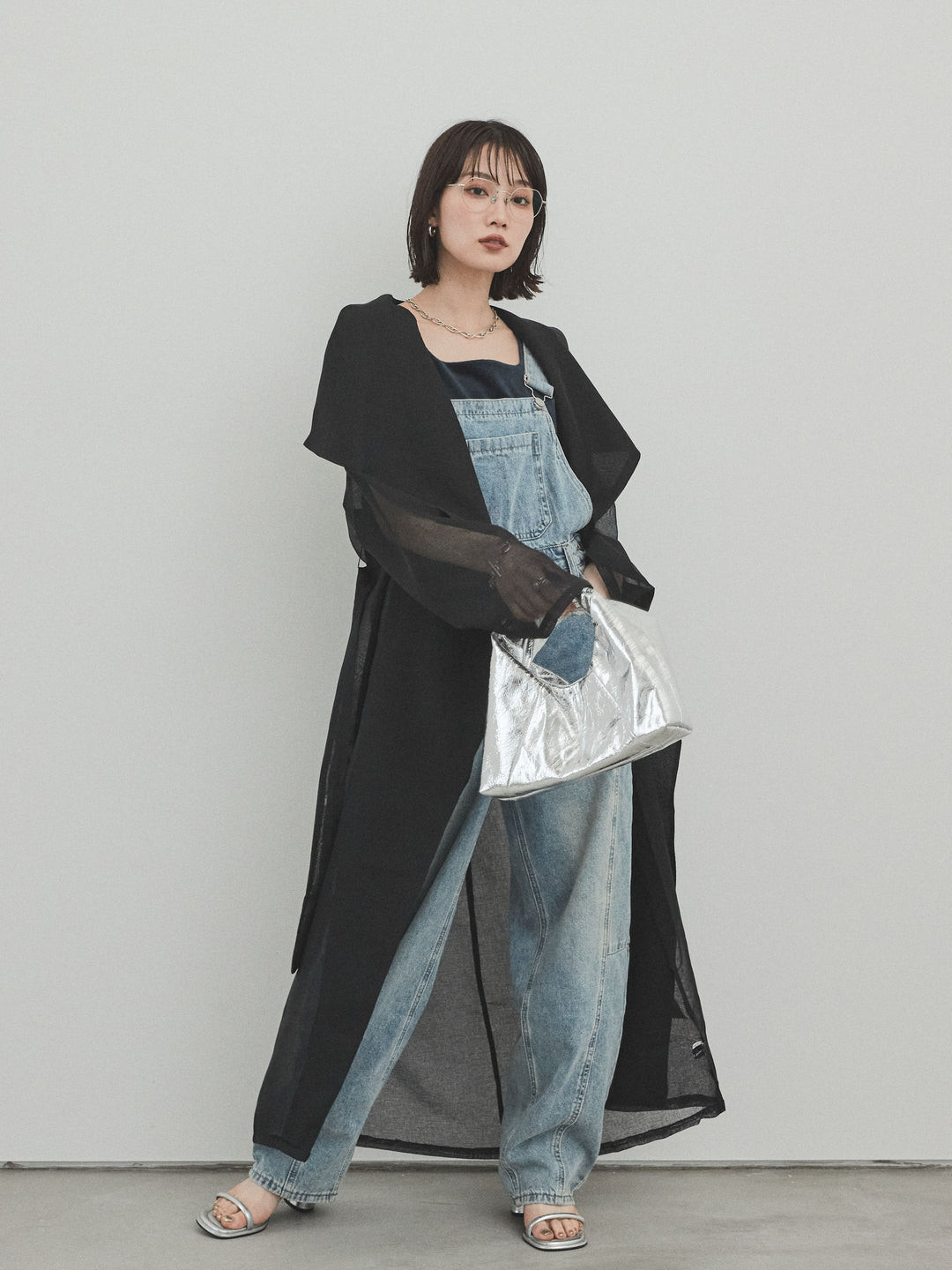 [SET] 中縫牛仔背帶褲 + 方形天鵝絨背心 + 透視長版外套（3 件組）