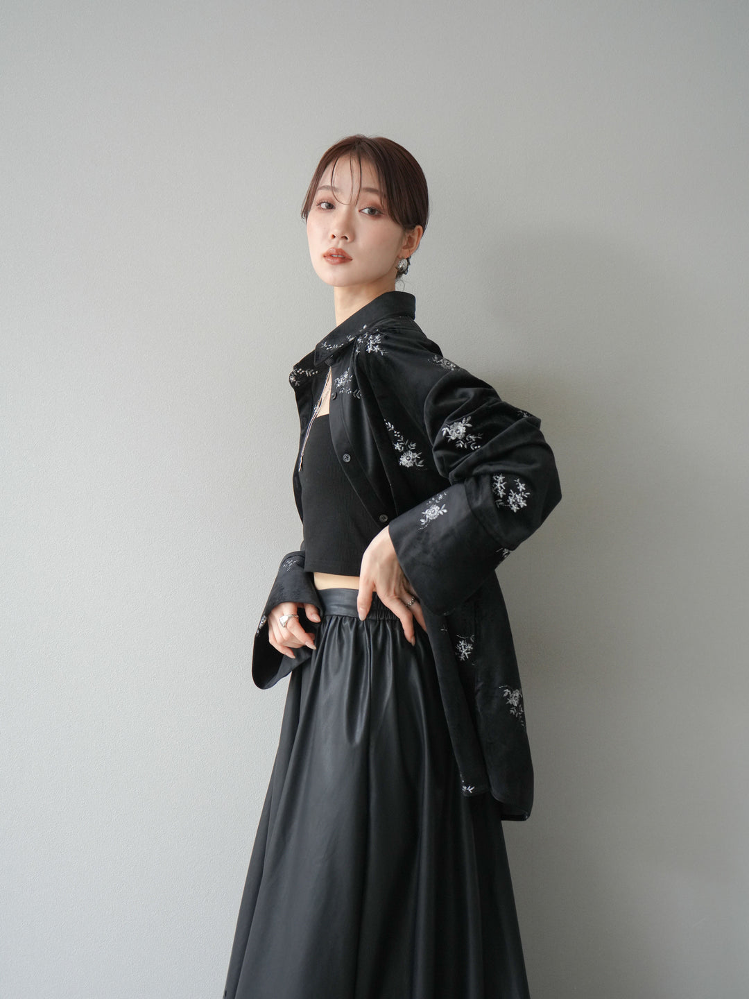 [予約]ベロアフラワーエンブロイダリーシャツ/ブラック