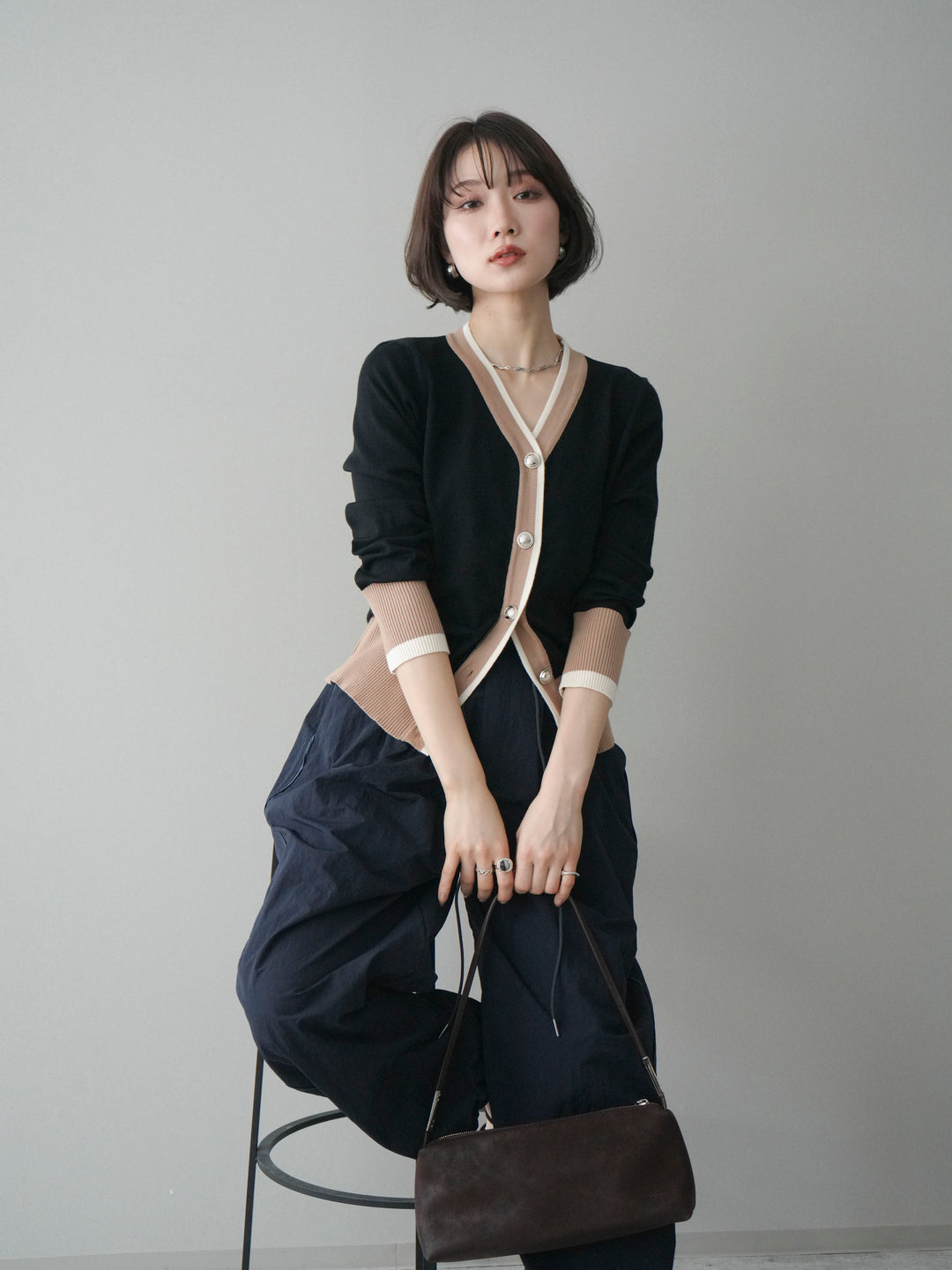 [予約]デザインボタン配色Vネックニットカーディガン/black