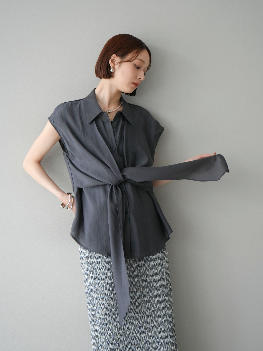 [予約]フロントタイシアーブラウス/チャコール