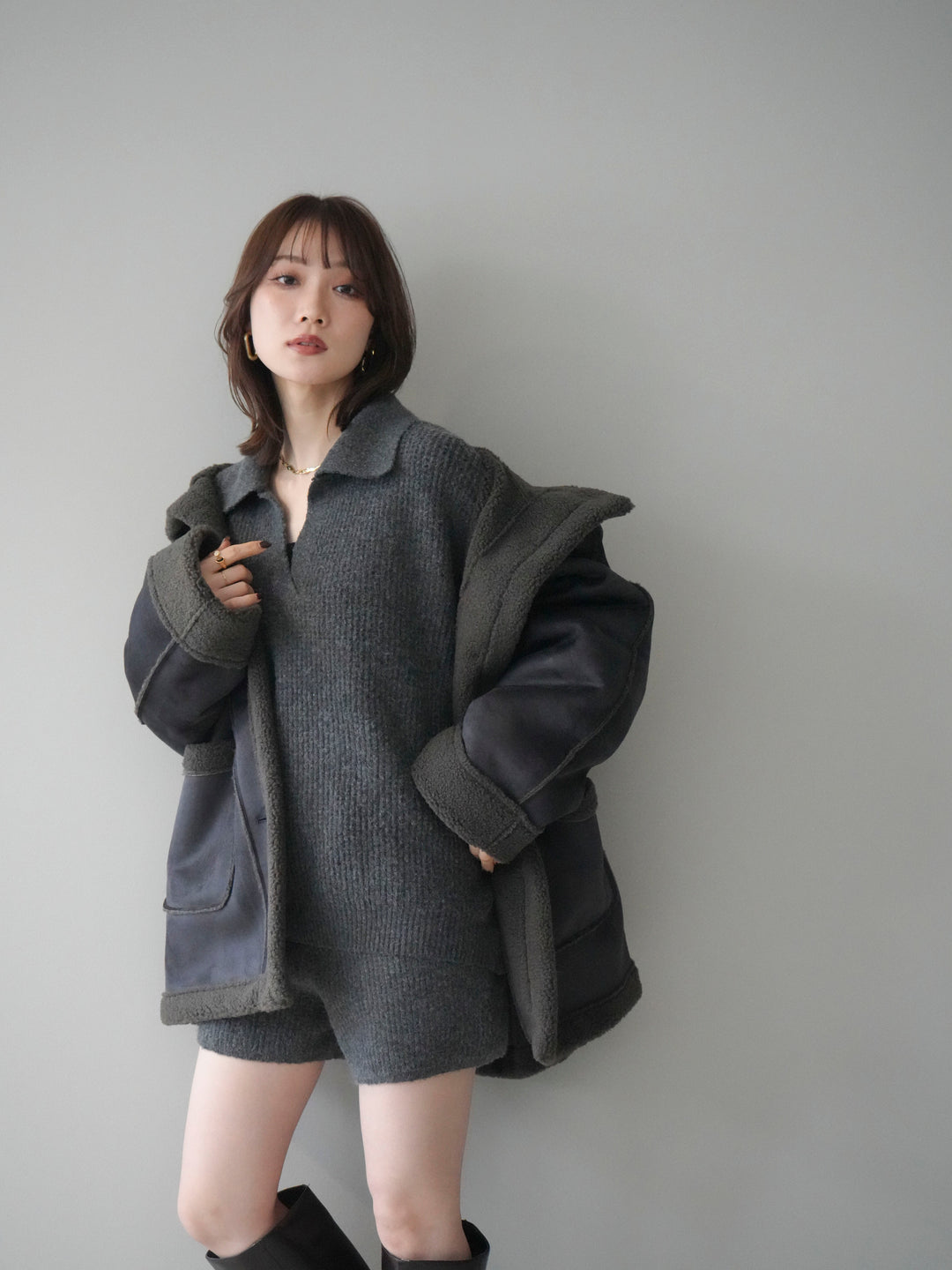 [予約]スタンドネックフェイクムートンミディアムコート/charcoal