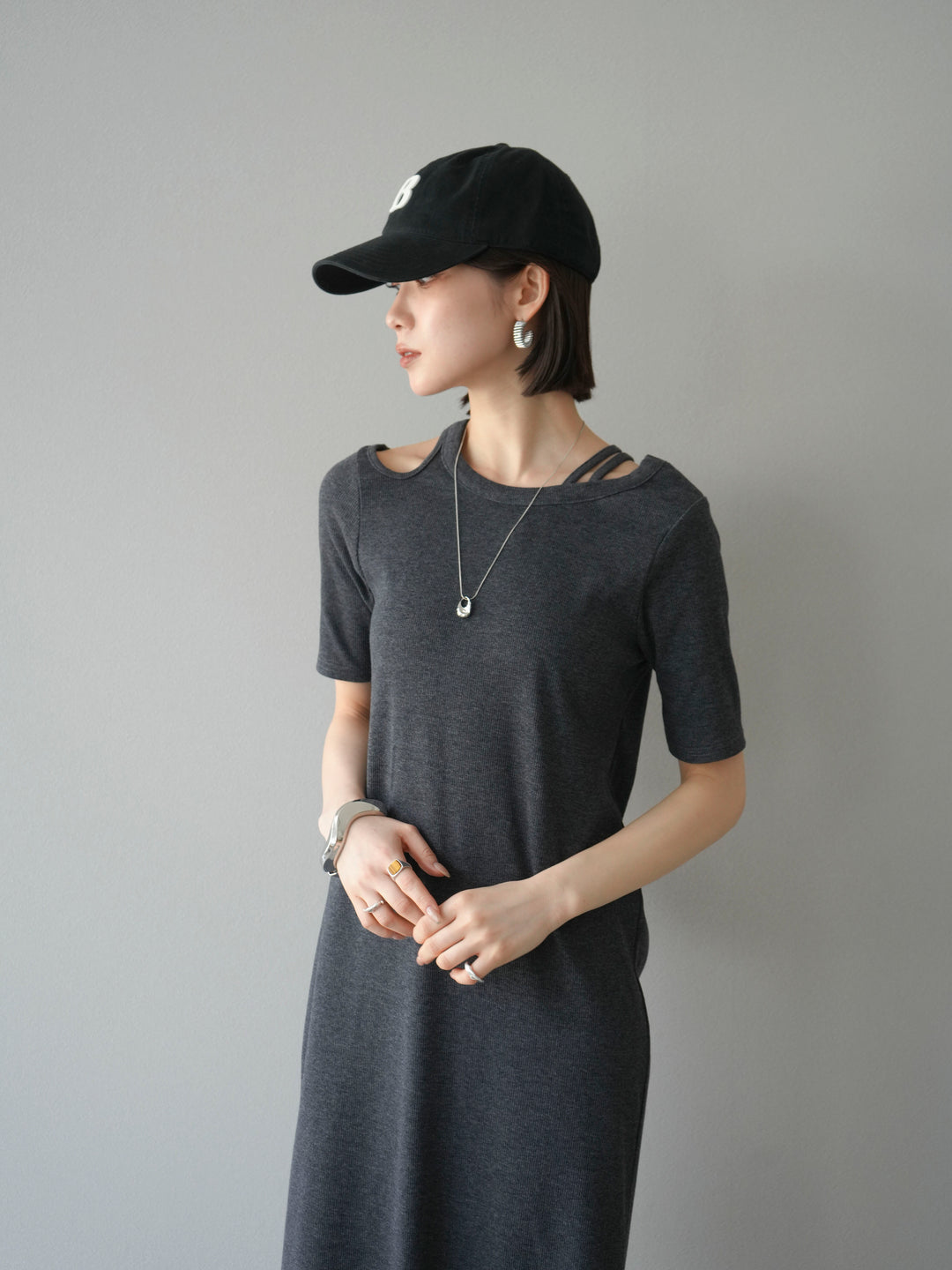 [予約]デザインネックカットリブワンピース/チャコール