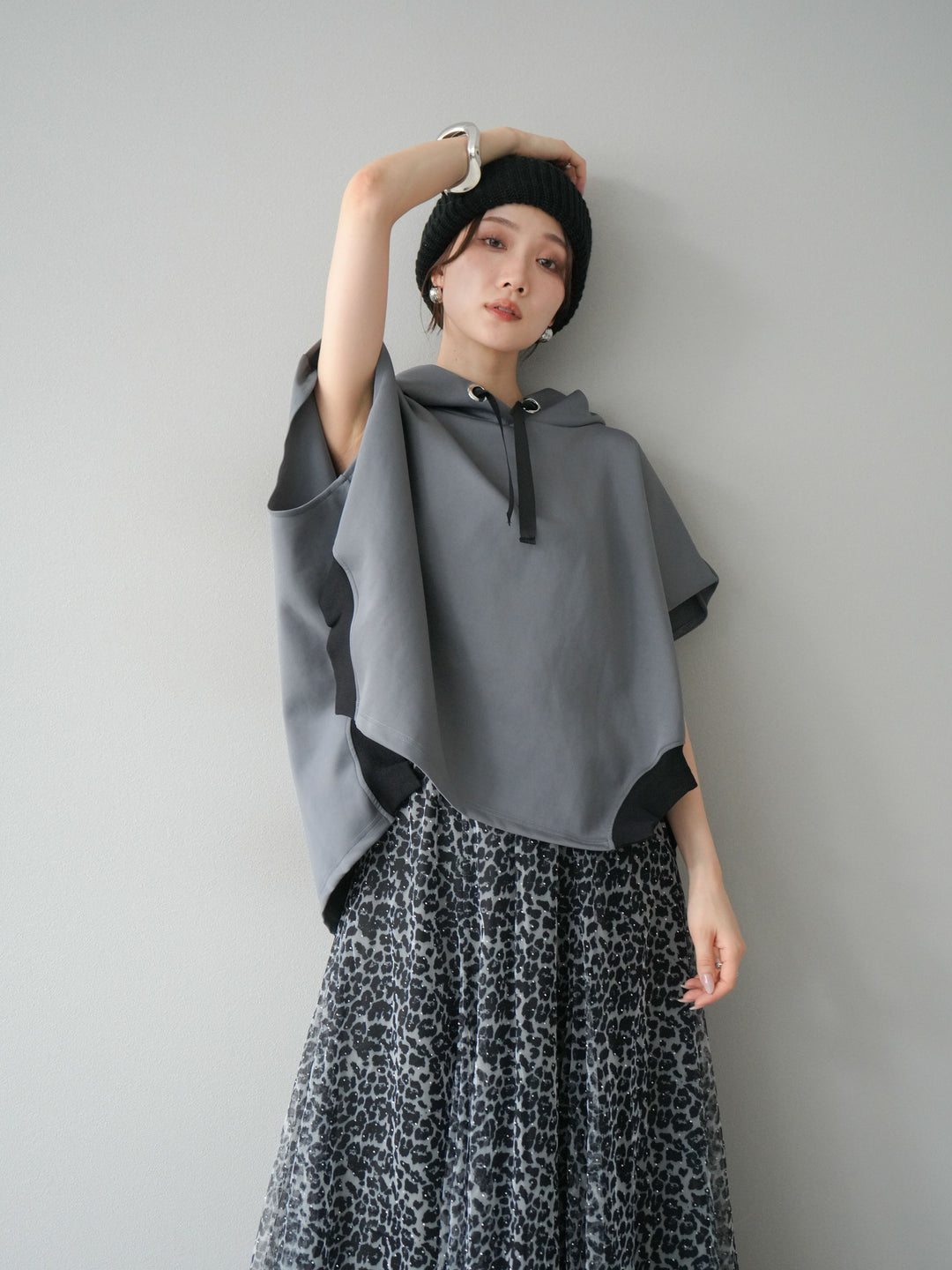 [予約]アシンメトリードルマンバックZIPフーディー/チャコール