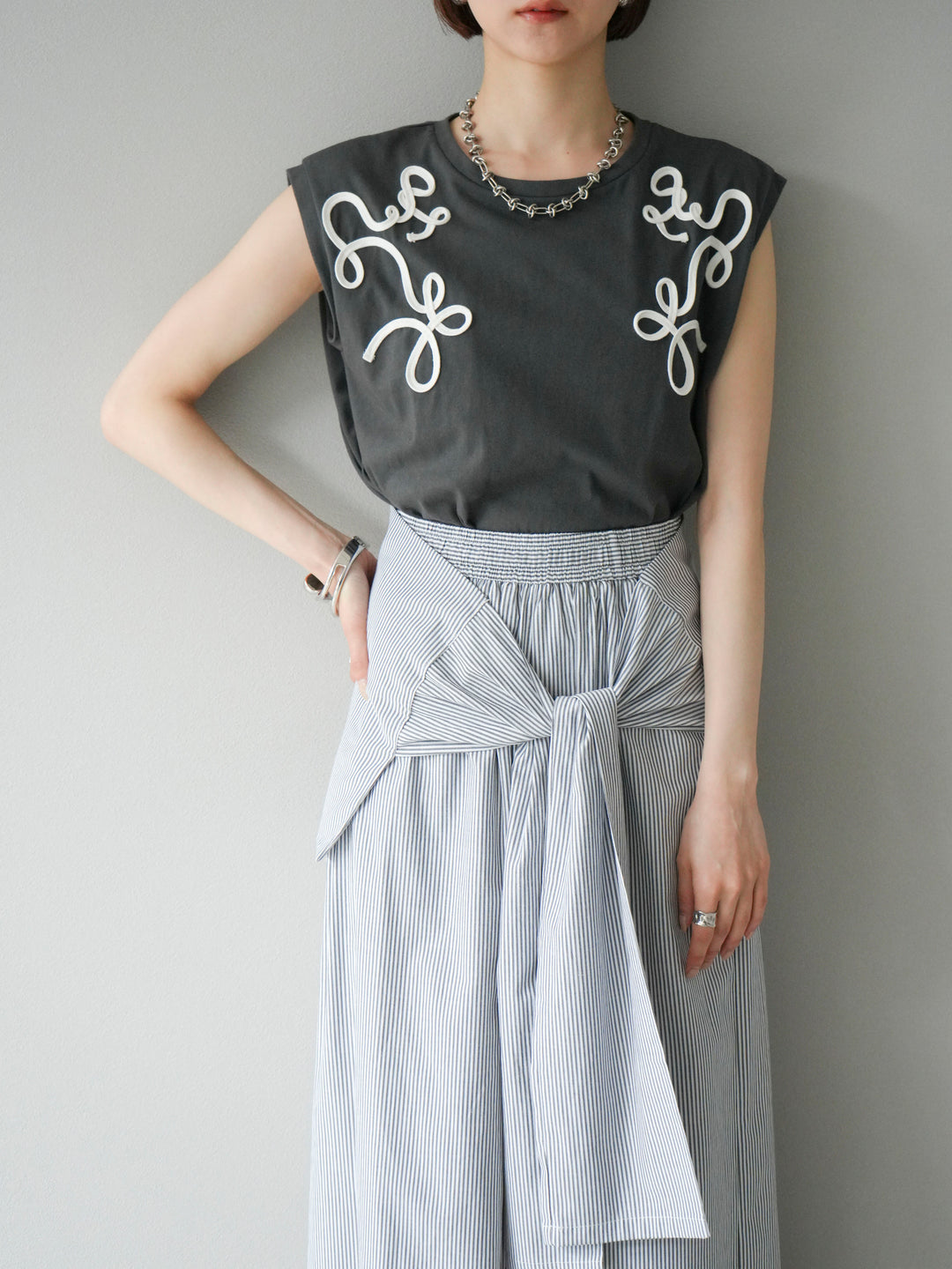 [SET]コード刺繍フレンチスリーブTシャツ+ウエスト巻きストライプイージーパンツ(2set)