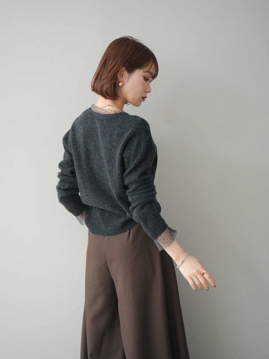 [SET]ドットチュールレイヤードボタンニットトップス+テープベルトタックバギーパンツ(2set)