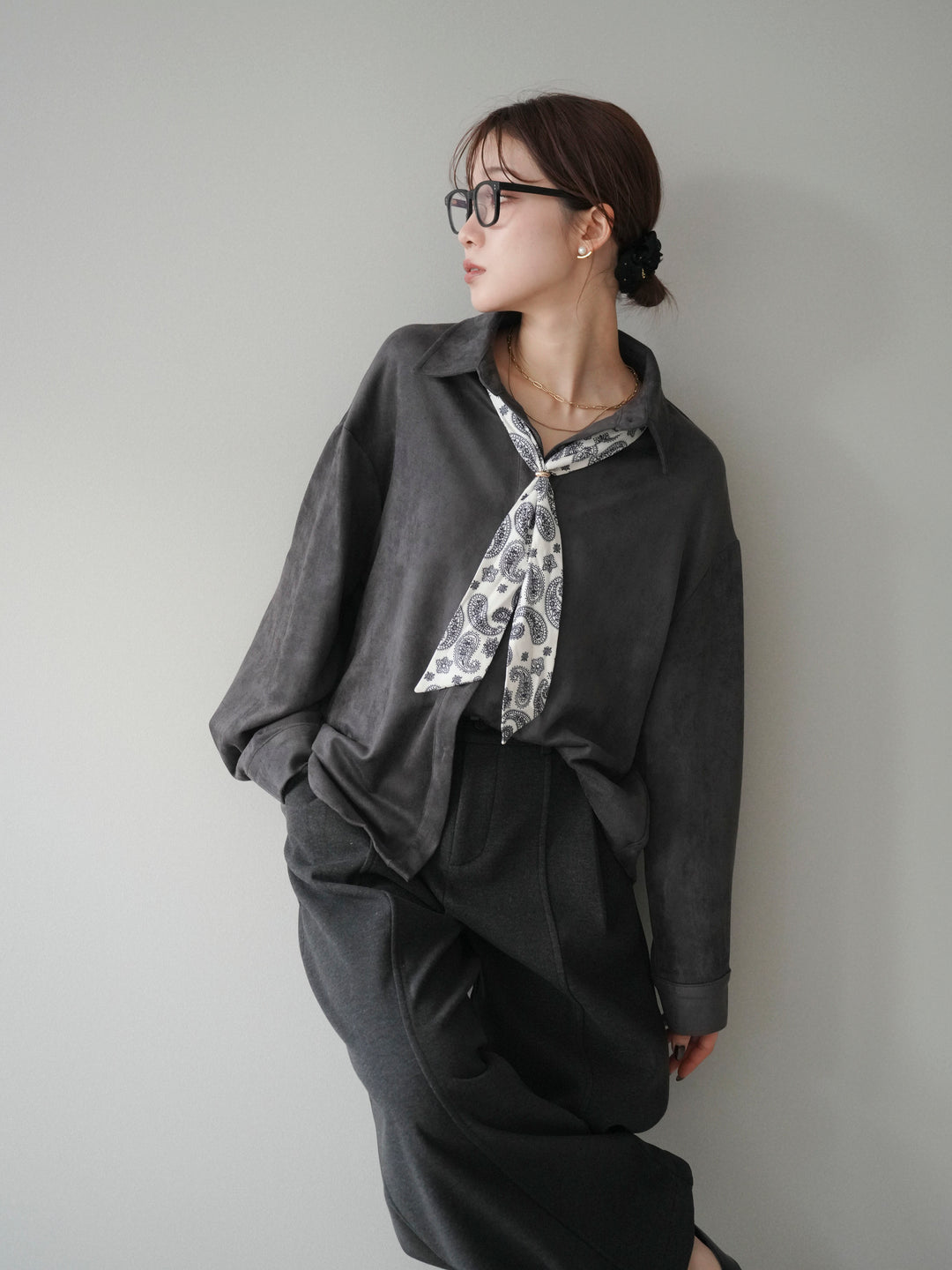 [予約]スカーフ付きスエードシャツ/charcoal