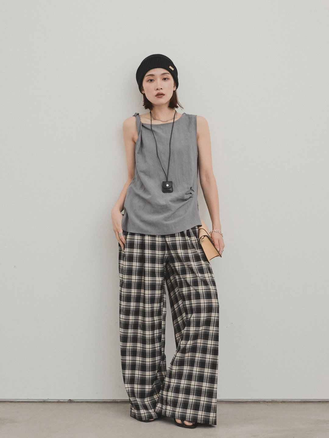 [SET] 扭紋無袖上衣配皮項鍊 + 格紋寬褲 (2 件套)