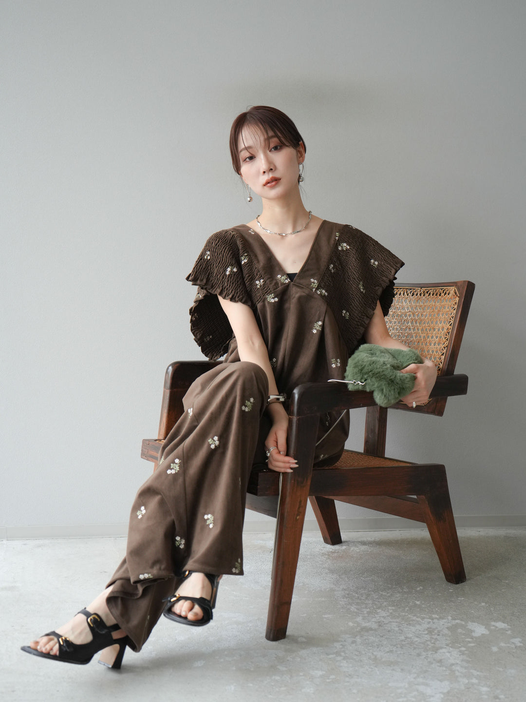 [予約]ベロアフラワー刺繍シャーリングサロペット/ブラウン