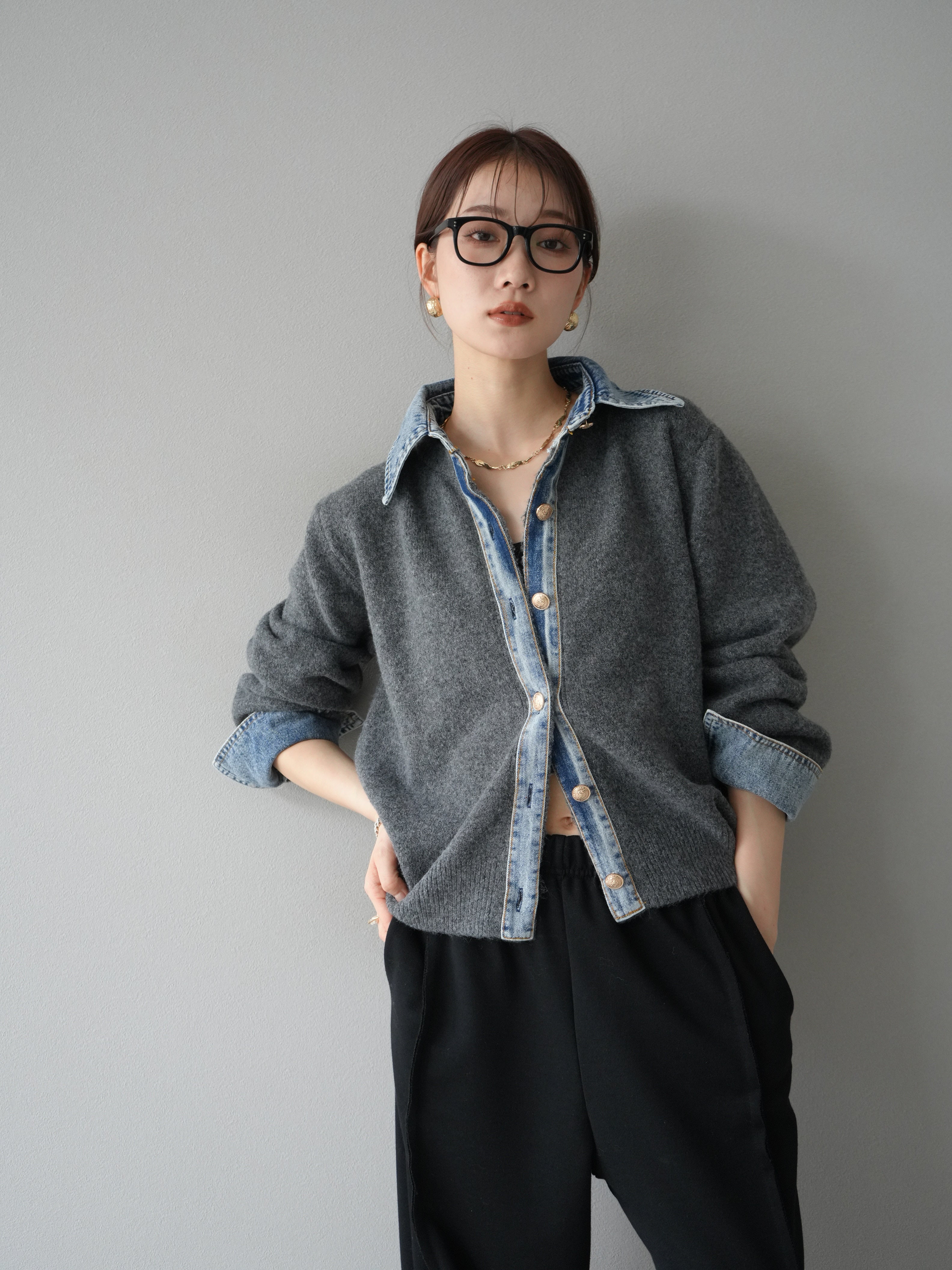 予約]デニム襟ボタンニットカーディガン/チャコール – Lumier