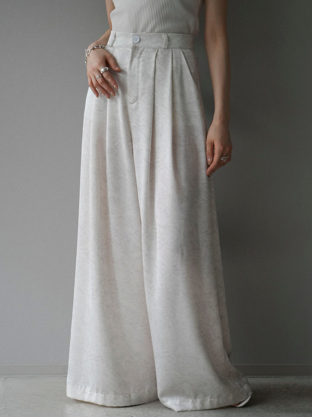 [Pre-order] 2-tuck nuanced satin wide pants/ivory