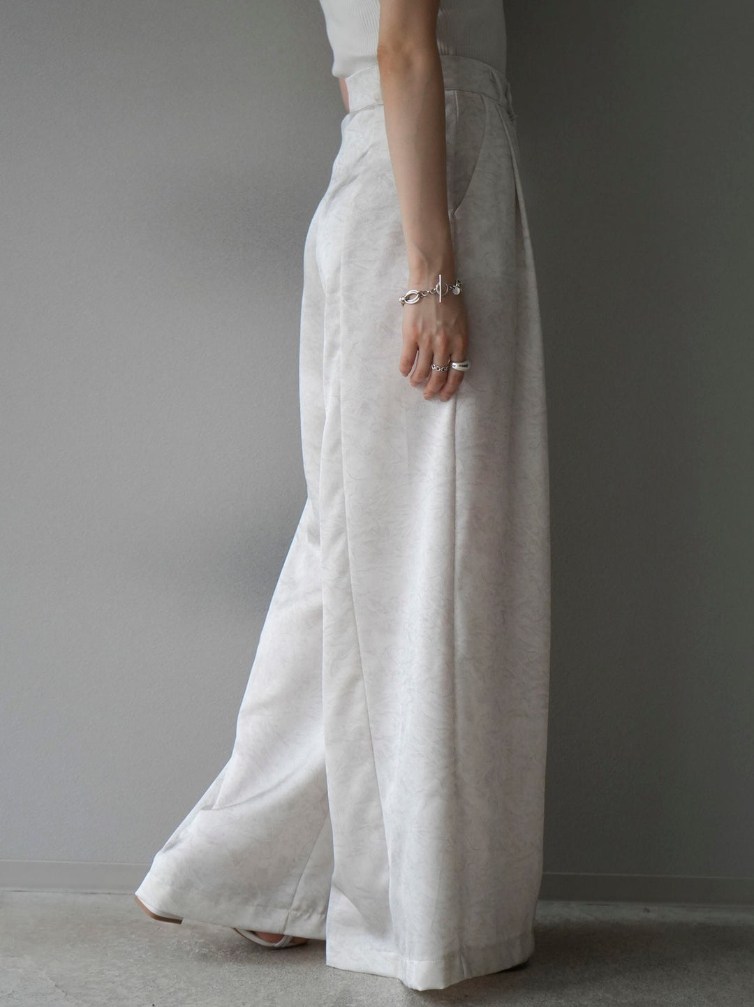 [Pre-order] 2-tuck nuanced satin wide pants/ivory