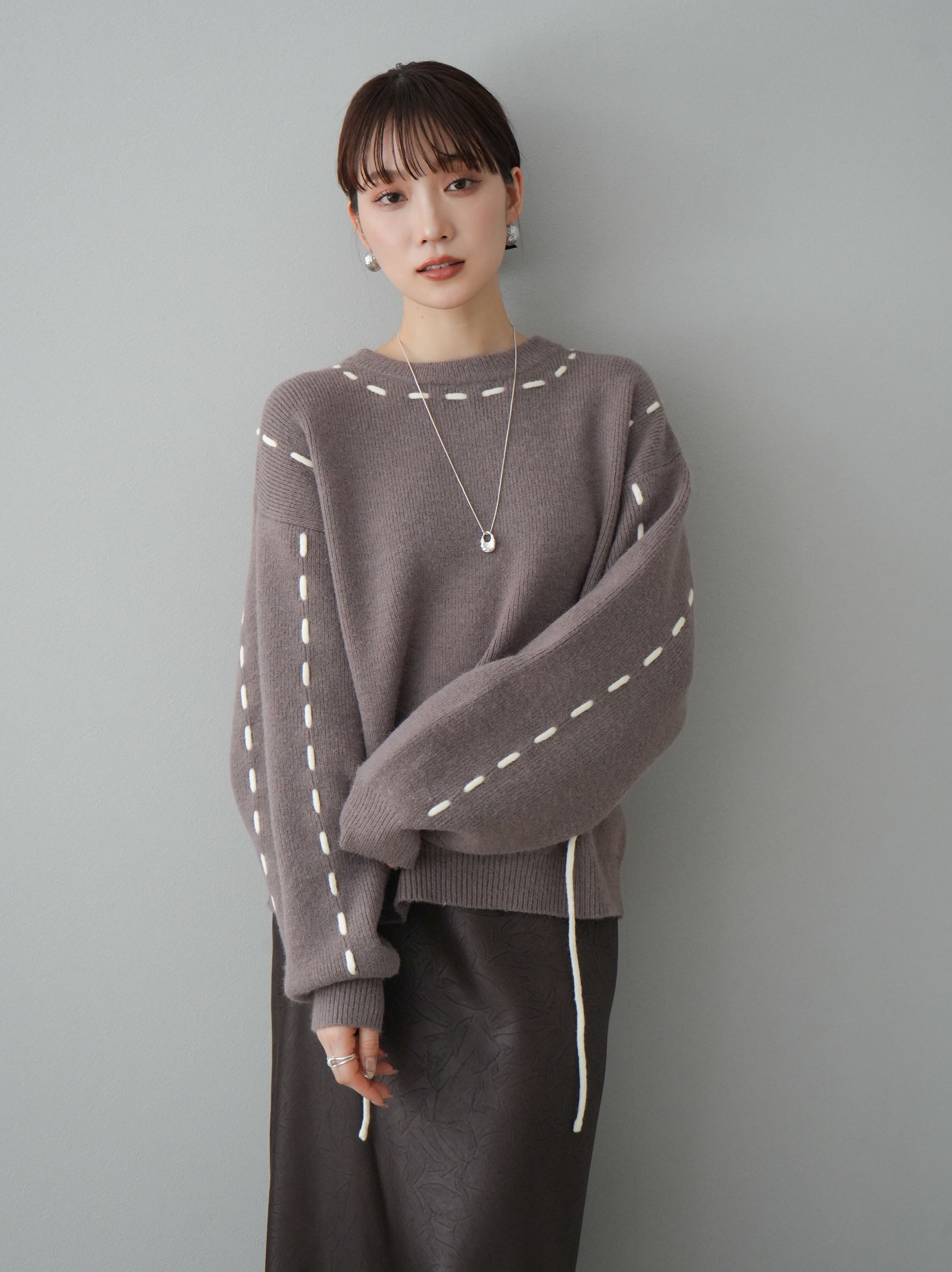 予約]ステッチデザインニットプルオーバー/モカ – Lumier